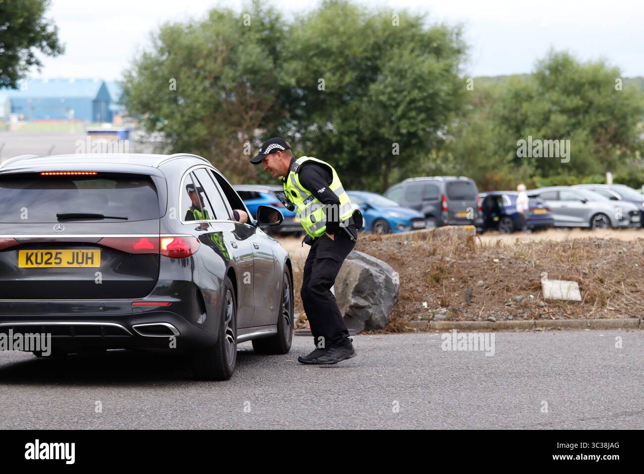 Juli 2025. Flughafen Prestwick, Schottland. Hohe Polizeipräsenz am Flughafen Prestwick vor der Ankunft von US-Präsident Donald Trump. Jacob Hughes/Alamy Live News Stockfoto