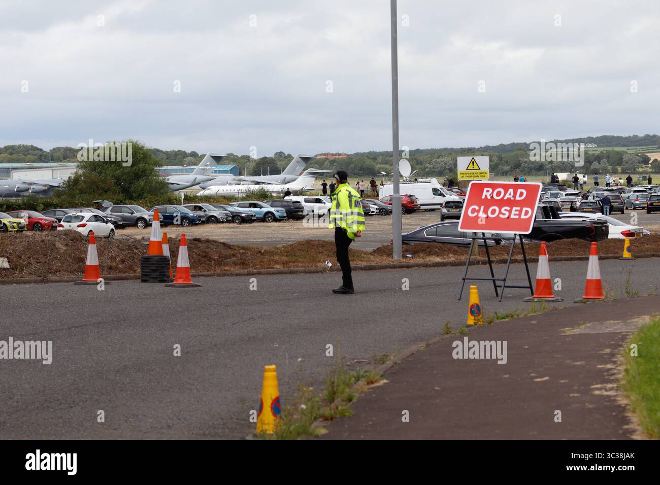 Juli 2025. Flughafen Prestwick, Schottland. Hohe Polizeipräsenz am Flughafen Prestwick vor der Ankunft von US-Präsident Donald Trump. Jacob Hughes/Alamy Live News Stockfoto