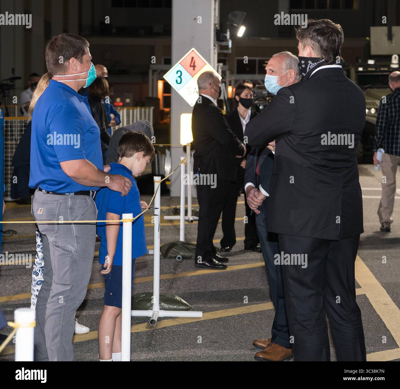 April 2021, Cape Canaveral, Florida, USA: der amtierende NASA-Adminstrator Steve Jurczyk, hinten rechts, und der SpaceX-Chefingenieur ELON MUSK sprechen mit dem NASA-Astronauten Bob Benkhen, bevor die NASA 39-Astronauten Shane Kimbrough und Megan McArthur, 2021 der ESA-Astronaut Thomas Pesquet und der Japan Aerospace Exploration Agency (JAXA) Astronaut Akihiko Hoshide NASA S Stockfoto