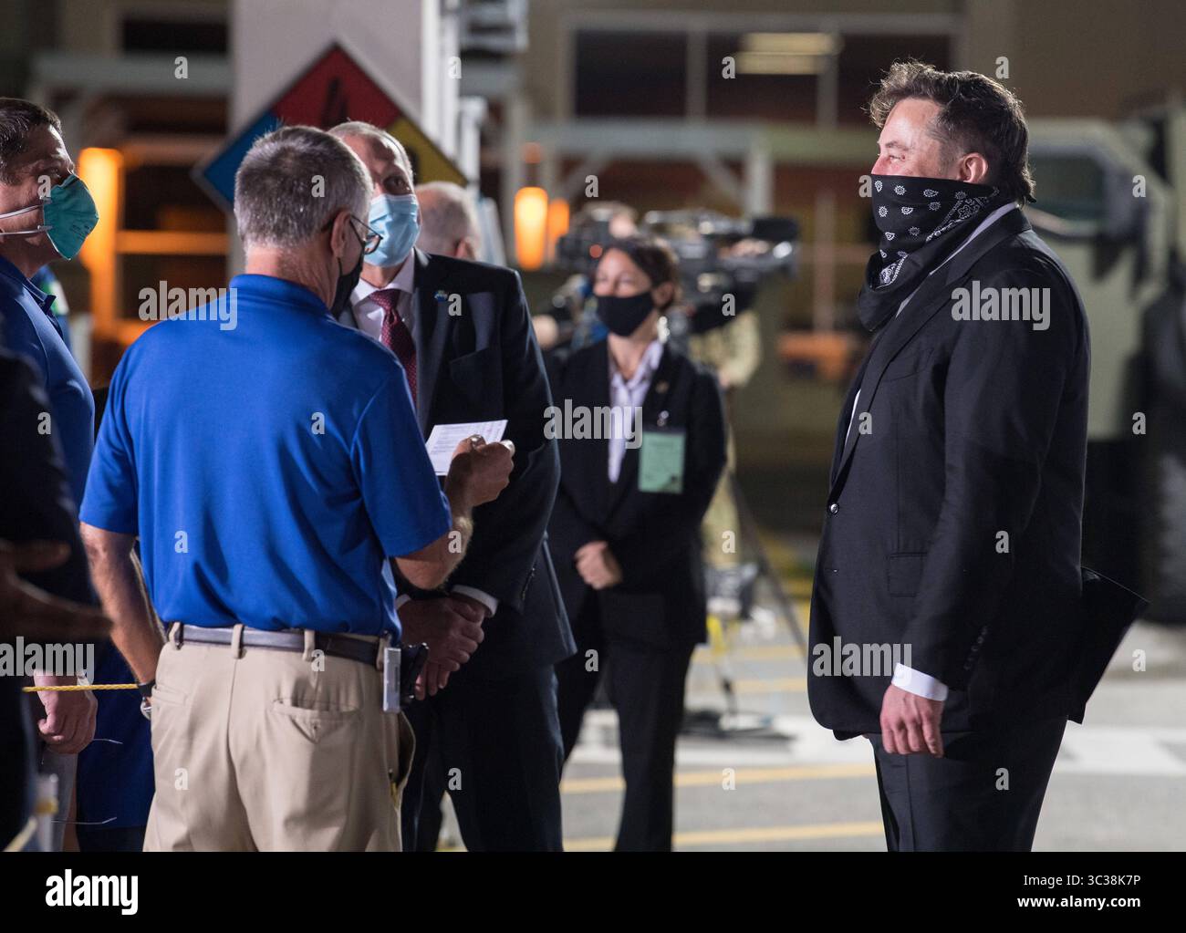 23. April 2021, Cape Canaveral, Florida, USA: Der amtierende NASA-Adminstrator Steve Jurczyk, Back Center, und der SpaceX-Chefingenieur ELON MUSK, rechts, sprechen mit dem NASA-Astronauten Bob Benkhen vor den NASA-Astronauten Shane Kimbrough und Megan McArthur, ESA (Europäische Weltraumorganisation)-Astronaut Thomas Pesquet. und der Astronaut Akihiko Hoshide der Japan Aerospace Exploration Agency (JAXA) verlassen den Neil A. Armstrong Operations and Checkout Building für den Launch Complex 39A, um an Bord der SpaceX Crew Dragon Raumsonde für den Start der Crew-2-Mission am Freitag, den 23. April 2021, im Kennedy Space Center der NASA in Florida zu gehen. Stockfoto