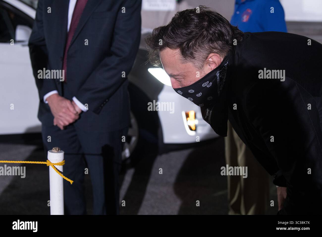 23. April 2021, Cape Canaveral, Florida, USA: SpaceX-Chefingenieur ELON MUSK untersucht einen Baumfrosch als NASA-Astronauten Shane Kimbrough und Megan McArthur, ESA (European Space Agency) Astronaut Thomas Pesquet und Japan Aerospace Exploration Agency (JAXA) Astronaut Akihiko Hoshide bereiten sich darauf vor, den Neil A. Armstrong Operations and Checkout Building for Launch Complex 39A für die Raumsonde am 23. April 2021A zu verlassen, um an Bord der Raumsonde zu gehen zu gehen zu können. Die SpaceX Crew-2-Mission der NASA ist die zweite Crew-Rotationsmission der SpaceX Stockfoto