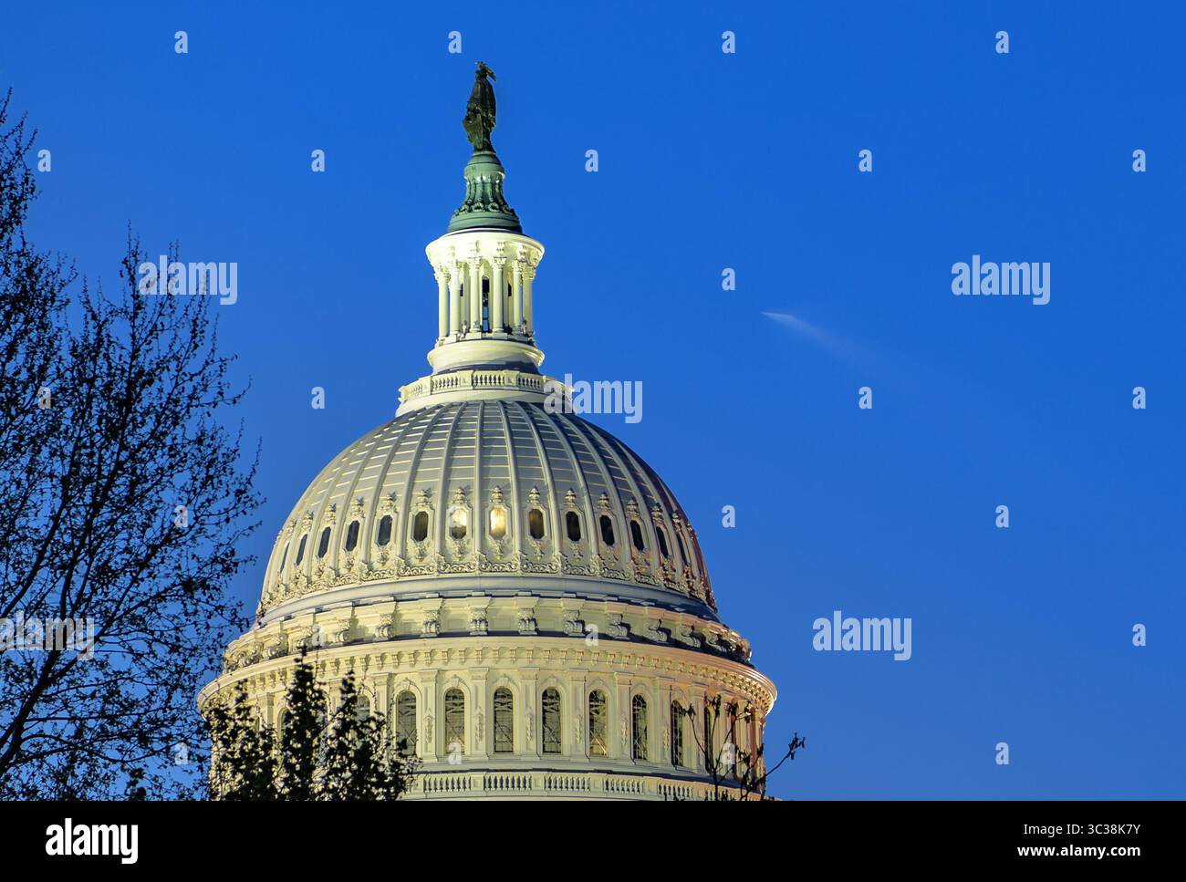 23. April 2021, Washington, District of Columbia, USA: Eine SpaceX Falcon 9-Rakete mit der Besatzung Dragon-Raumsonde der Firma wird rechts vom Capitol in Washington gesehen und startet die SpaceX Crew-2-Mission der NASA zur Internationalen Raumstation mit den NASA-Astronauten Shane Kimbrough und Megan McArthur, ESA (Europäische Weltraumorganisation) Astronaut Thomas Pesquet und Japan Aerospace Exploration Agency (JAXA), Florida), Kanada, Kanada, Kanavero, Florida, Kanada. (Kreditbild: © NASA/Bill Ingalls/ZUMA Wire/ZUMAPRESS.com) Stockfoto