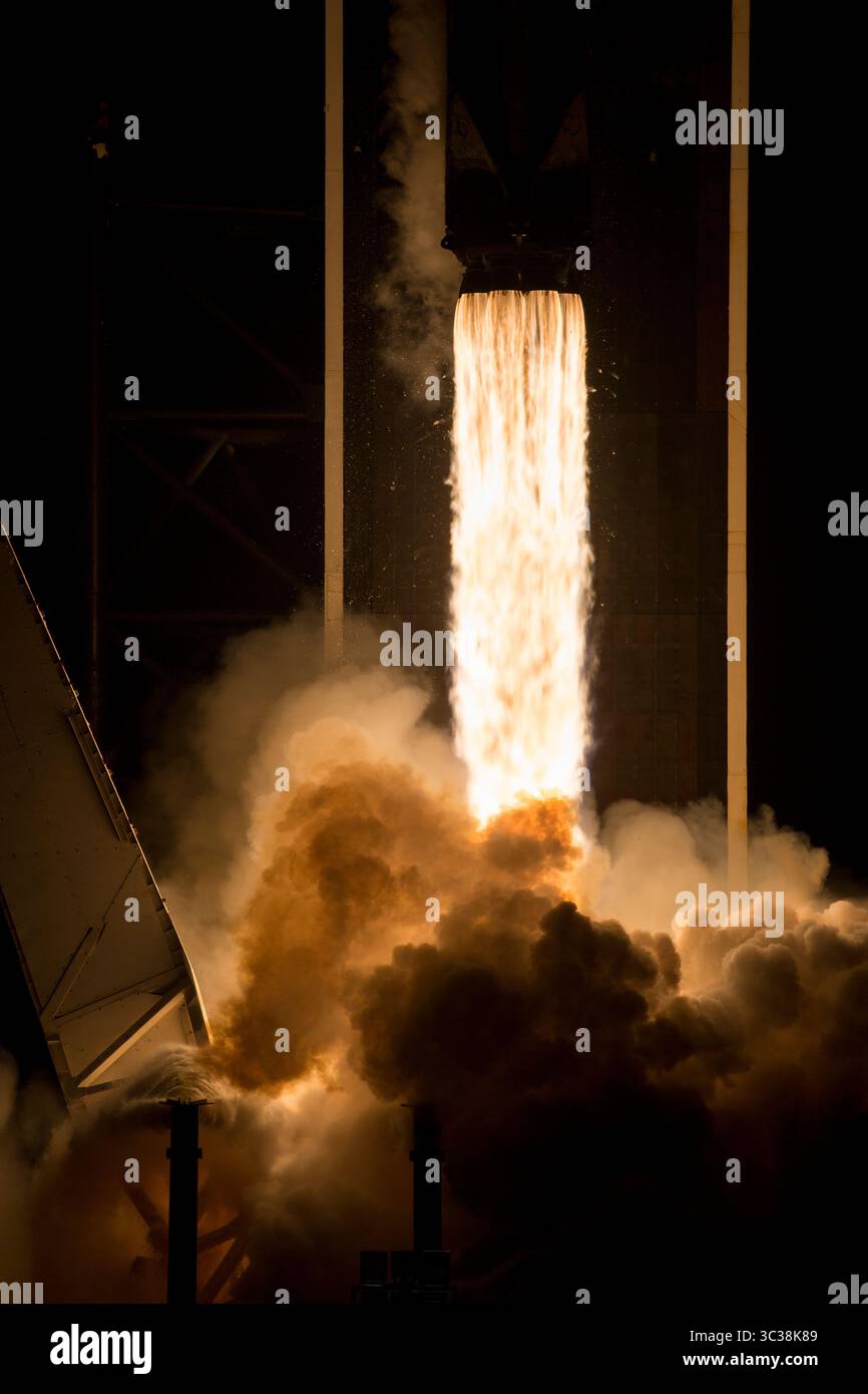23. April 2021, Cape Canaveral, Florida, USA: Eine SpaceX Falcon 9-Rakete mit der Besatzung Dragon wird auf der NASA-Mission SpaceX Crew-2 zur Internationalen Raumstation gestartet, mit den NASA-Astronauten Shane Kimbrough und Megan McArthur, ESA (European Space Agency) Astronaut Thomas Pesquet und Japan Aerospace Exploration Agency (JAXA) Astronaut Akihiko Hoshide an Bord des NASA) am Freitag, 23. April 2021 in Florida, Florida. Die SpaceX Crew-2-Mission der NASA ist die zweite Crew-Rotationsmission der SpaceX Crew Dragon und der Falcon 9-Rakete zur International Sp Stockfoto