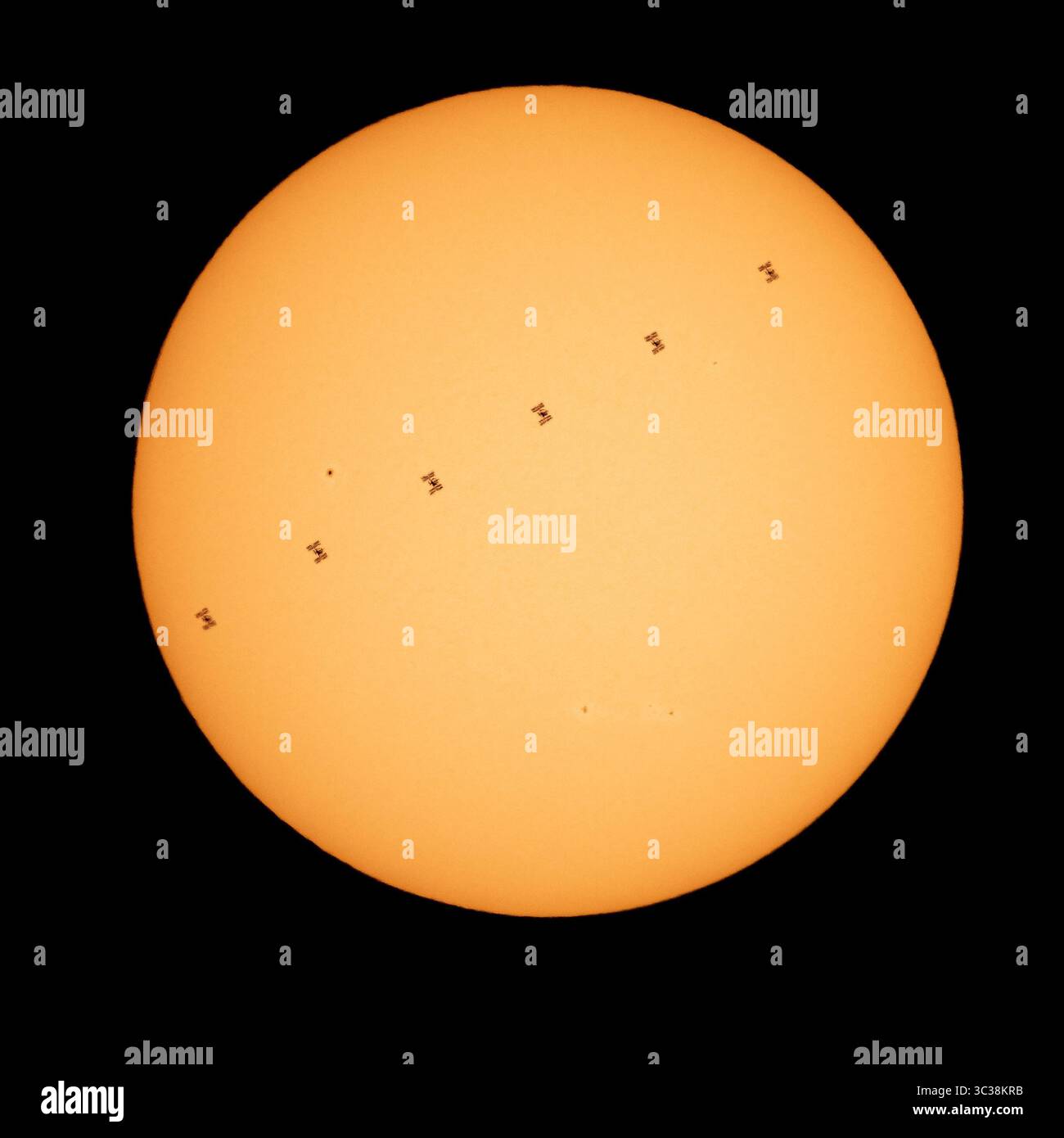 23. April 2021, Nottingham, Maryland, USA: Dieses zusammengesetzte Bild aus sechs Rahmen zeigt die Internationale Raumstation mit einer Besatzung von sieben Personen an Bord, die in Silhouette durch die Sonne mit etwa fünf Meilen pro Sekunde am Freitag, den 23. April 2021, aus Nottingham, Maryland, zu sehen ist. An Bord sind: NASA-Astronauten Shannon Walker, Mike Hopkins, Victor Glover, Mark Vande Hei, Roscosmos-Kosmonauten Oleg Novitskiy, Pyotr Dubrov und Japan Aerospace Exploration Agency (JAXA) Astronaut Soichi Noguchi. Morgen werden Crew-2-Missionsbesatzungsmitglieder an Bord der Station sein: NASA-Astronauten Sha Stockfoto
