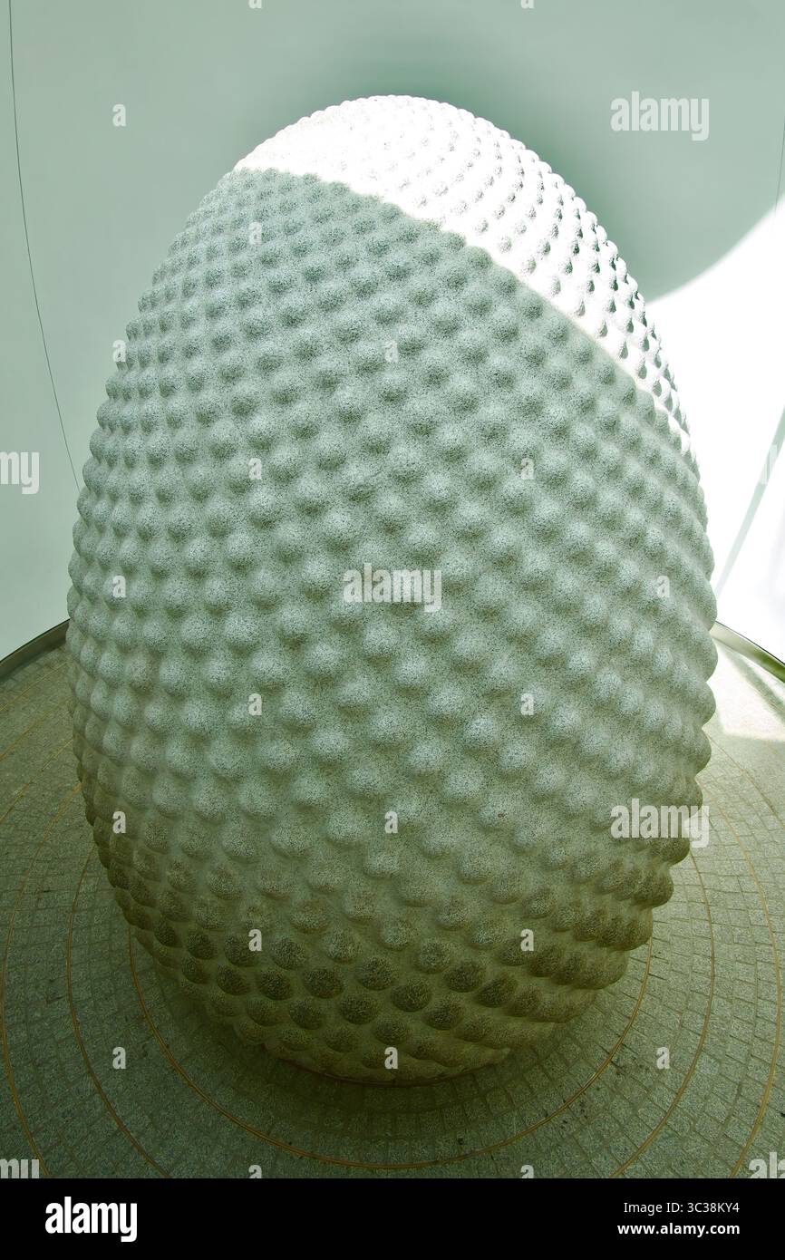2007 kernförmige Granitkernskulptur von Peter Randall-Page Core Building Eden Project Bodelva Cormwall England Vereinigtes Königreich Europa Stockfoto