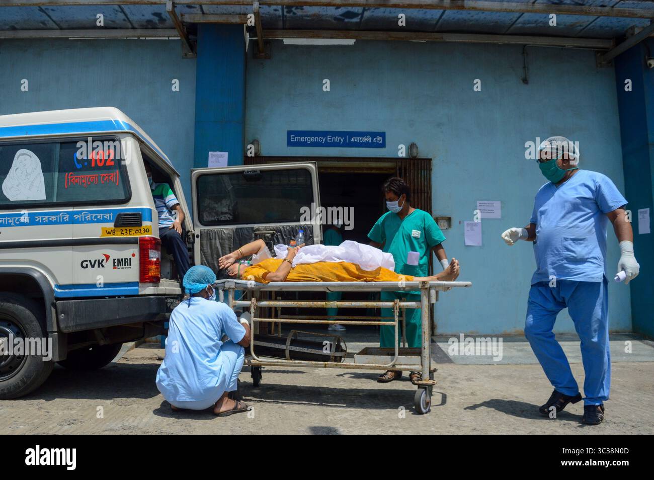 23. April 2021, Kolkata, Westbengalen, Indien: Ein Patient, der positiv auf COVID-19 getestet wurde, wird auf eine Intensivstation eines Krankenhauses in Kalkutta gebracht. Indien verzeichnete gestern zum zweiten Mal in Folge über 3,3 Lakh-Fälle täglich, den höchsten jemals erreichten Höchststand der Welt. Die Zahl der Todesfälle ist gestern über 2000 laut indischem Medienbericht. (Bild: © Debarchan Chatterjee/ZUMA Wire) Stockfoto