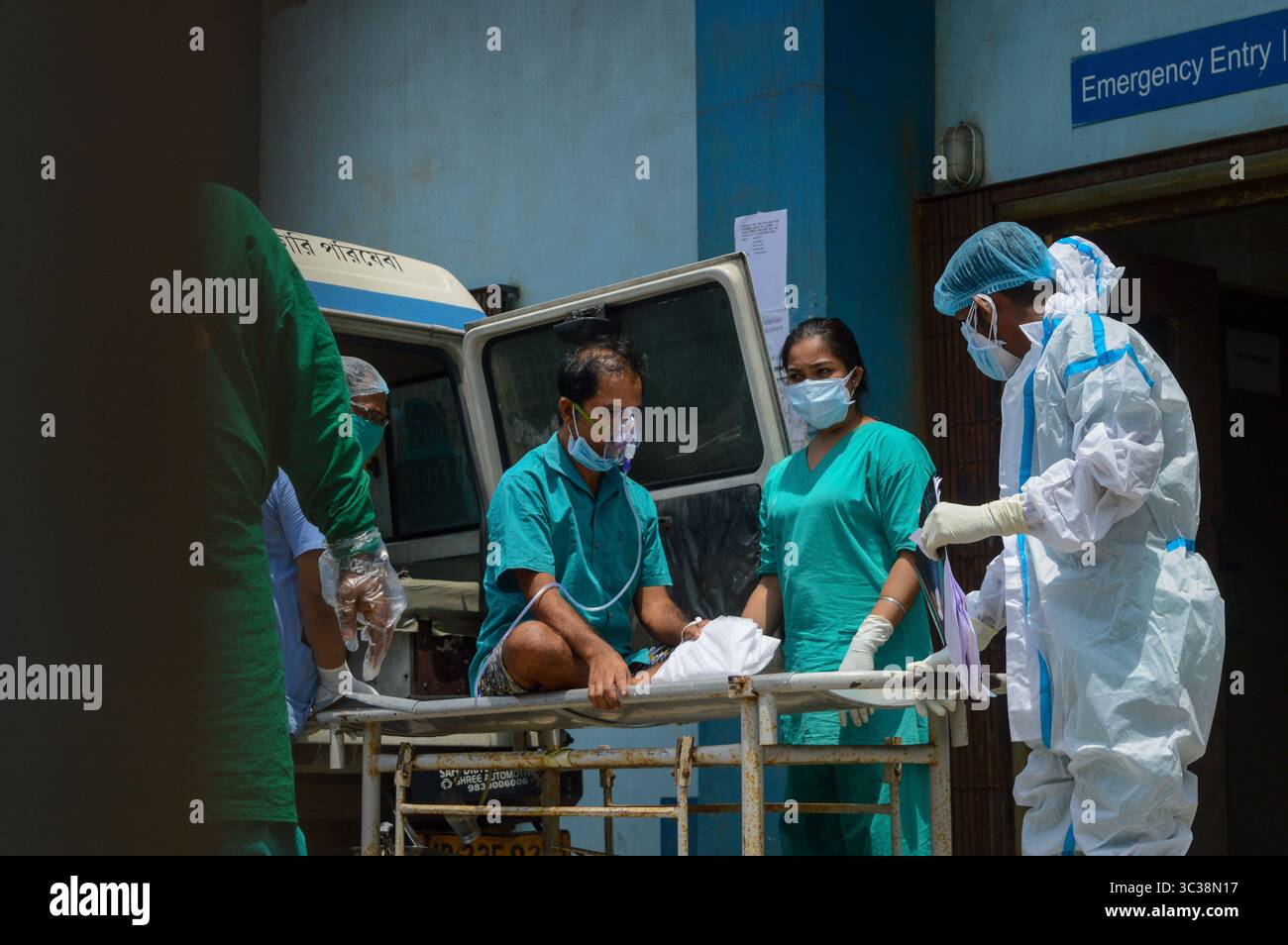 23. April 2021, Kolkata, Westbengalen, Indien: Ein Patient, der positiv auf COVID-19 getestet wurde, wurde am 23. April 2021 in eine Intensivstation eines Krankenhauses in Kalkutta, Indien, transportiert.Indien verzeichnete gestern zum zweiten Mal in Folge über 3,3 Lakh-Fälle täglich , die höchste jemals in der Welt verzeichnete Höchstzahl . Die Zahl der Todesfälle ist gestern über 2000 laut indischem Medienbericht (Credit Image: © Debarchan Chatterjee/ZUMA Wire) Stockfoto