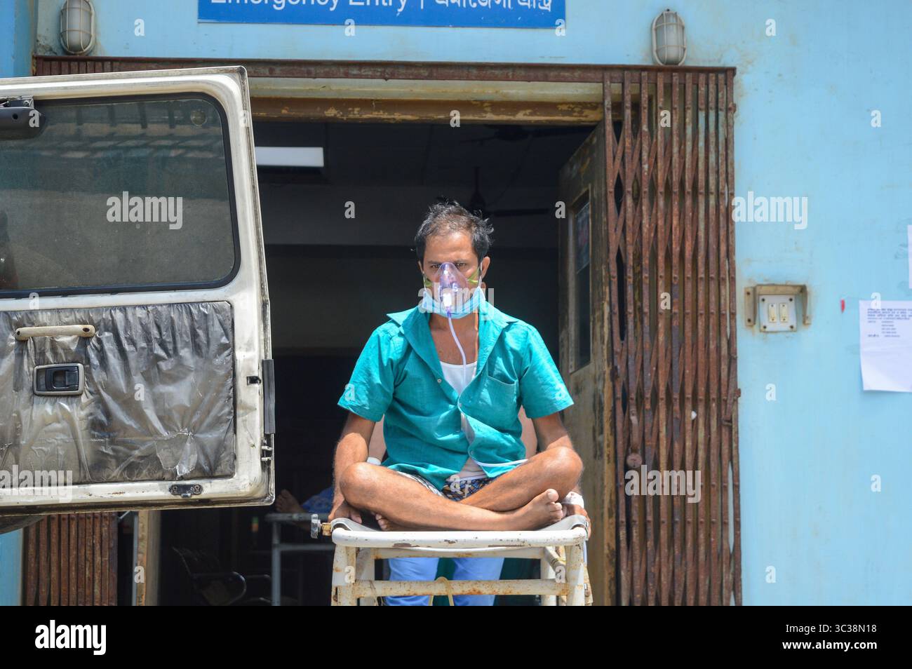 23. April 2021, Kolkata, Westbengalen, Indien: Ein Patient, der positiv auf COVID-19 getestet wurde, wurde am 23. April 2021 in eine Intensivstation eines Krankenhauses in Kalkutta, Indien, transportiert.Indien verzeichnete gestern zum zweiten Mal in Folge über 3,3 Lakh-Fälle täglich , die höchste jemals in der Welt verzeichnete Höchstzahl . Die Zahl der Todesfälle ist gestern über 2000 laut indischem Medienbericht (Credit Image: © Debarchan Chatterjee/ZUMA Wire) Stockfoto
