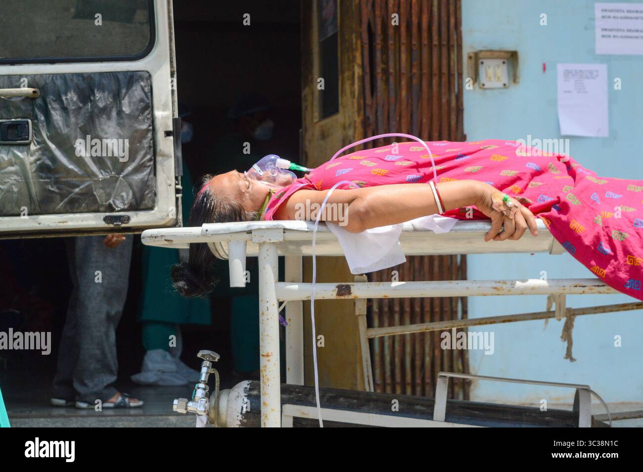 23. April 2021, Kolkata, Westbengalen, Indien: Ein Patient, der positiv auf COVID-19 getestet wurde, wurde am 23. April 2021 in eine Intensivstation eines Krankenhauses in Kalkutta, Indien, transportiert.Indien verzeichnete gestern zum zweiten Mal in Folge über 3,3 Lakh-Fälle täglich , die höchste jemals in der Welt verzeichnete Höchstzahl . Die Zahl der Todesfälle ist gestern über 2000 laut indischem Medienbericht (Credit Image: © Debarchan Chatterjee/ZUMA Wire) Stockfoto