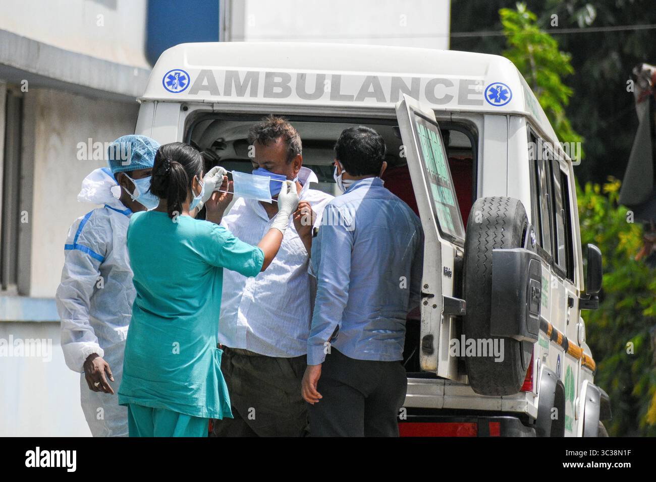 23. April 2021, Kolkata, Westbengalen, Indien: Ein Gesundheitspersonal zieht eine weitere Schicht Maske auf einen Patienten, der positiv auf COVID-19 getestet wurde, bevor er am 23. April 2021 in eine Intensivstation eines Krankenhauses in Kalkutta, Indien, transportiert wird. Indien verzeichnete gestern zum zweiten Mal in Folge über 3,3 Lakh-Fälle täglich , den höchsten jemals verzeichneten Höchststand der Welt . Die Zahl der Todesfälle ist gestern über 2000 laut indischem Medienbericht (Credit Image: © Debarchan Chatterjee/ZUMA Wire) Stockfoto