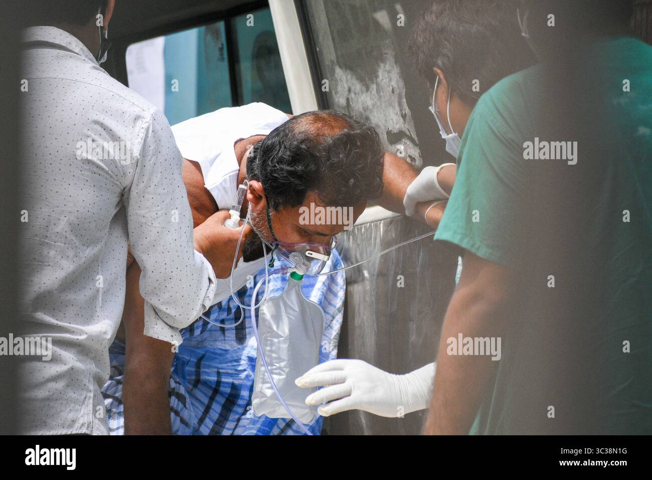23. April 2021, Kolkata, Westbengalen, Indien: Ein Patient, der positiv auf COVID-19 getestet wurde, wurde am 23. April 2021 in eine Intensivstation eines Krankenhauses in Kalkutta, Indien, transportiert.Indien verzeichnete gestern zum zweiten Mal in Folge über 3,3 Lakh-Fälle täglich , die höchste jemals in der Welt verzeichnete Höchstzahl . Die Zahl der Todesfälle ist gestern über 2000 laut indischem Medienbericht (Credit Image: © Debarchan Chatterjee/ZUMA Wire) Stockfoto