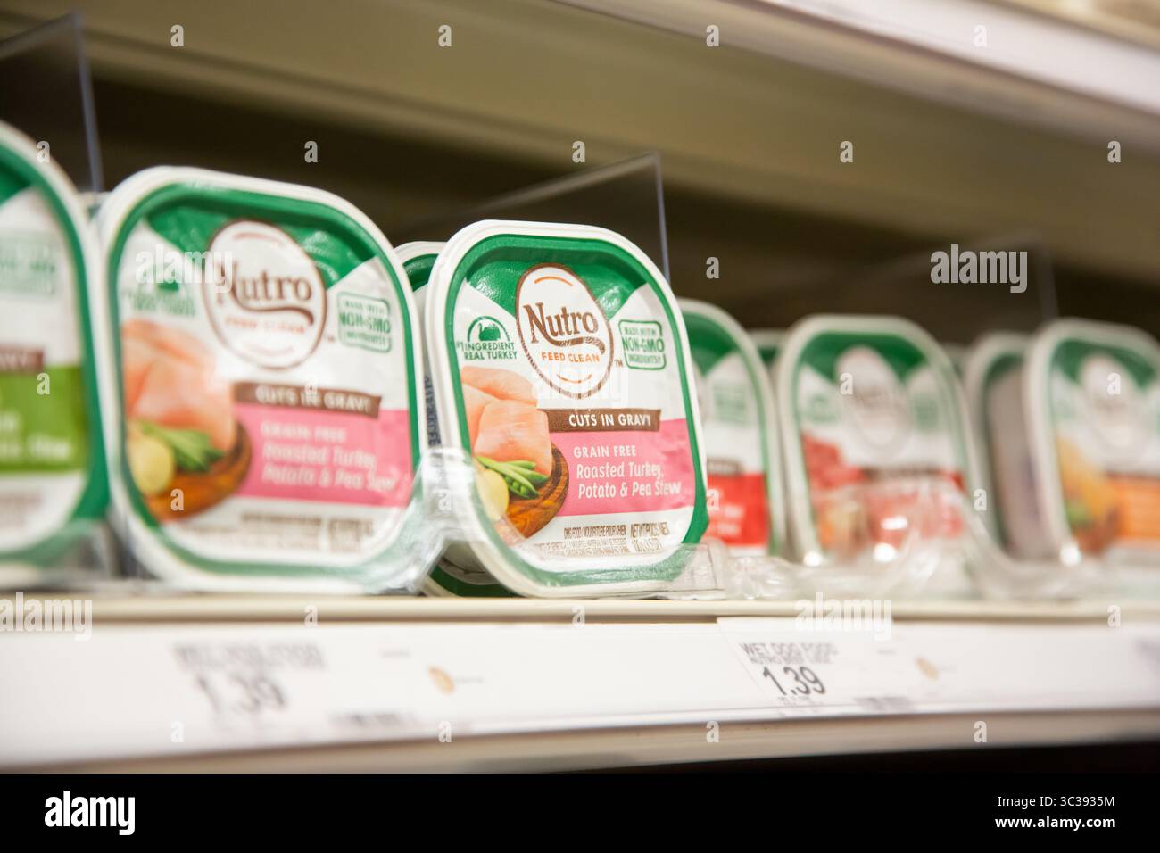 Irvine, Kalifornien, USA - 01-04-2020: Eine Ansicht mehrerer Nutro-Hundefutter in einem örtlichen Lebensmittelgeschäft. Stockfoto