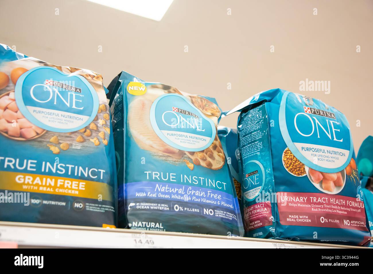 Los Angeles, Kalifornien, Vereinigte Staaten - 01-04-2020: Eine Ansicht mehrerer Pakete Purina One Cat Food in einem lokalen Lebensmittelgeschäft. Stockfoto