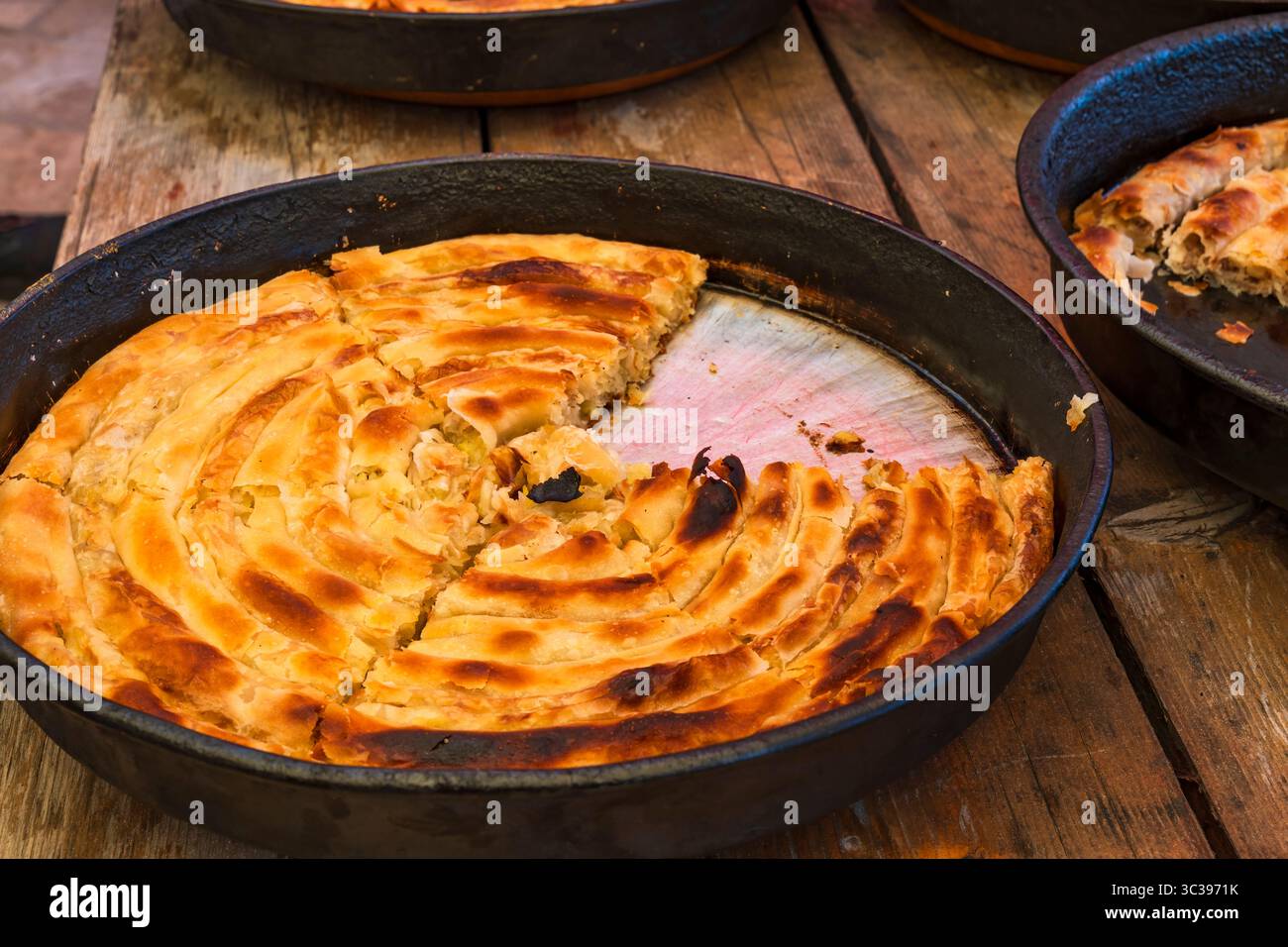Bürek - traditioneller bosnischer Kuchen mit Gemüse, Käse oder Fleisch - selektiver Fokus Stockfoto