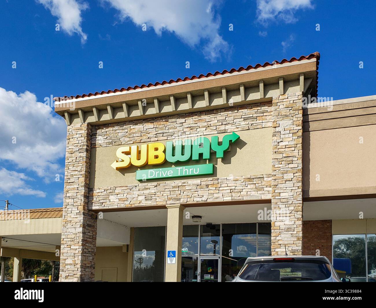 Orlando, Florida, USA - 01-12-2020: Ein Ladenschild für die Sandwichkette Subway Drive-Thru. Stockfoto