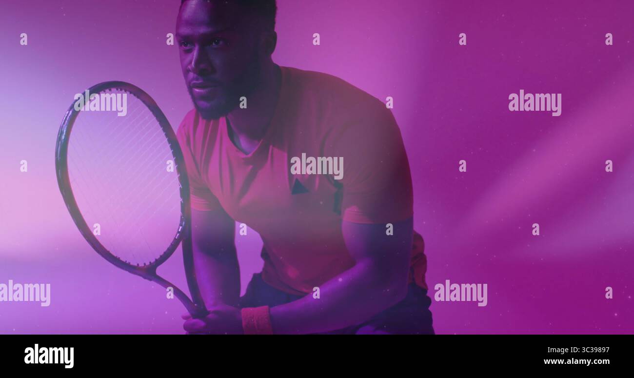 Angenommen, Tennisspieler in rotem Hemd im Gefälle, Schläger mit Armband Stockfoto