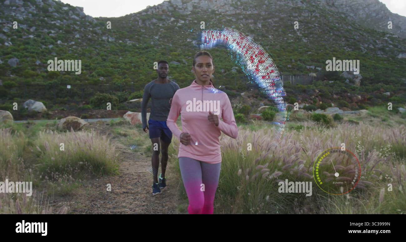 Joggingpaar, die sich auf einem Feldweg mit Gras, Felsbrocken und schwimmenden digitalen Überzügen bewegen Stockfoto