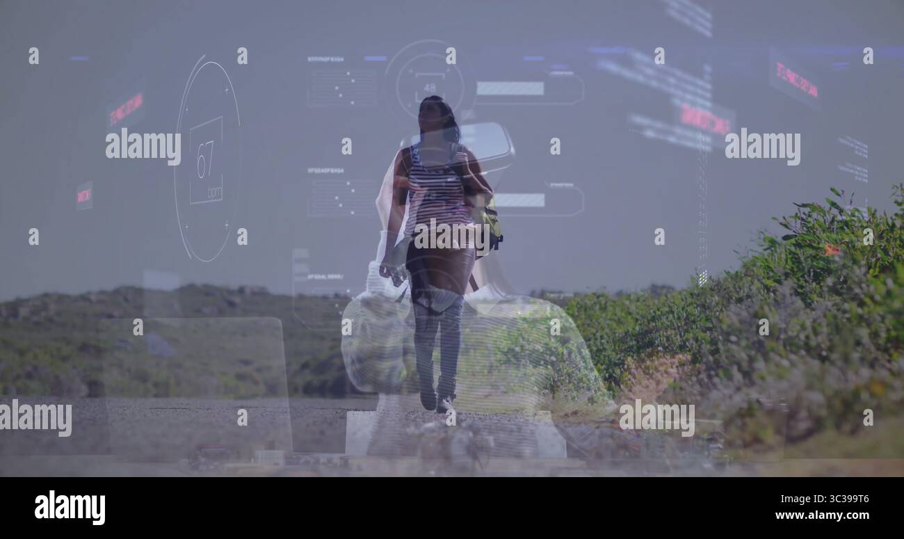 Indische Wanderfrau mit Rucksack und Trinkflasche entlang des Schotterpfads, mit biometrischen Überzügen Stockfoto