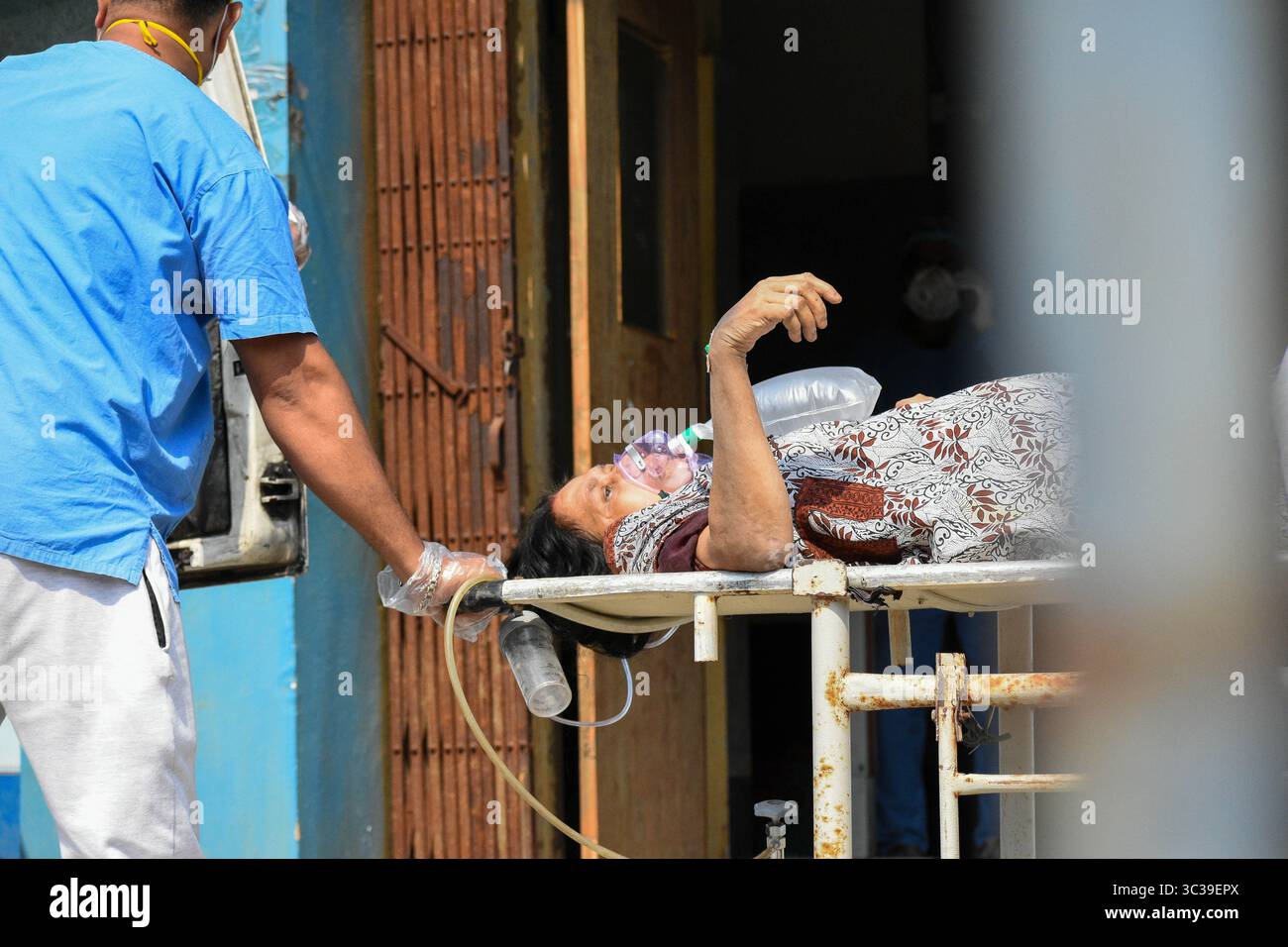 27. April 2021, Kolkata, Westbengalen, Indien: Eine Frau, die positiv auf COVID-19 getestet wurde, wurde am 27. April 2021 in eine Intensivstation eines Krankenhauses in Kalkutta, Indien, gebracht. Indien hat gestern über 3,2 Lakh-Fälle verzeichnet, wobei die Zahl der Todesopfer über 2500 im Land überschritten hat, wie der indische Medienbericht (Credit Image: © Debarchan Chatterjee/ZUMA Wire) Stockfoto