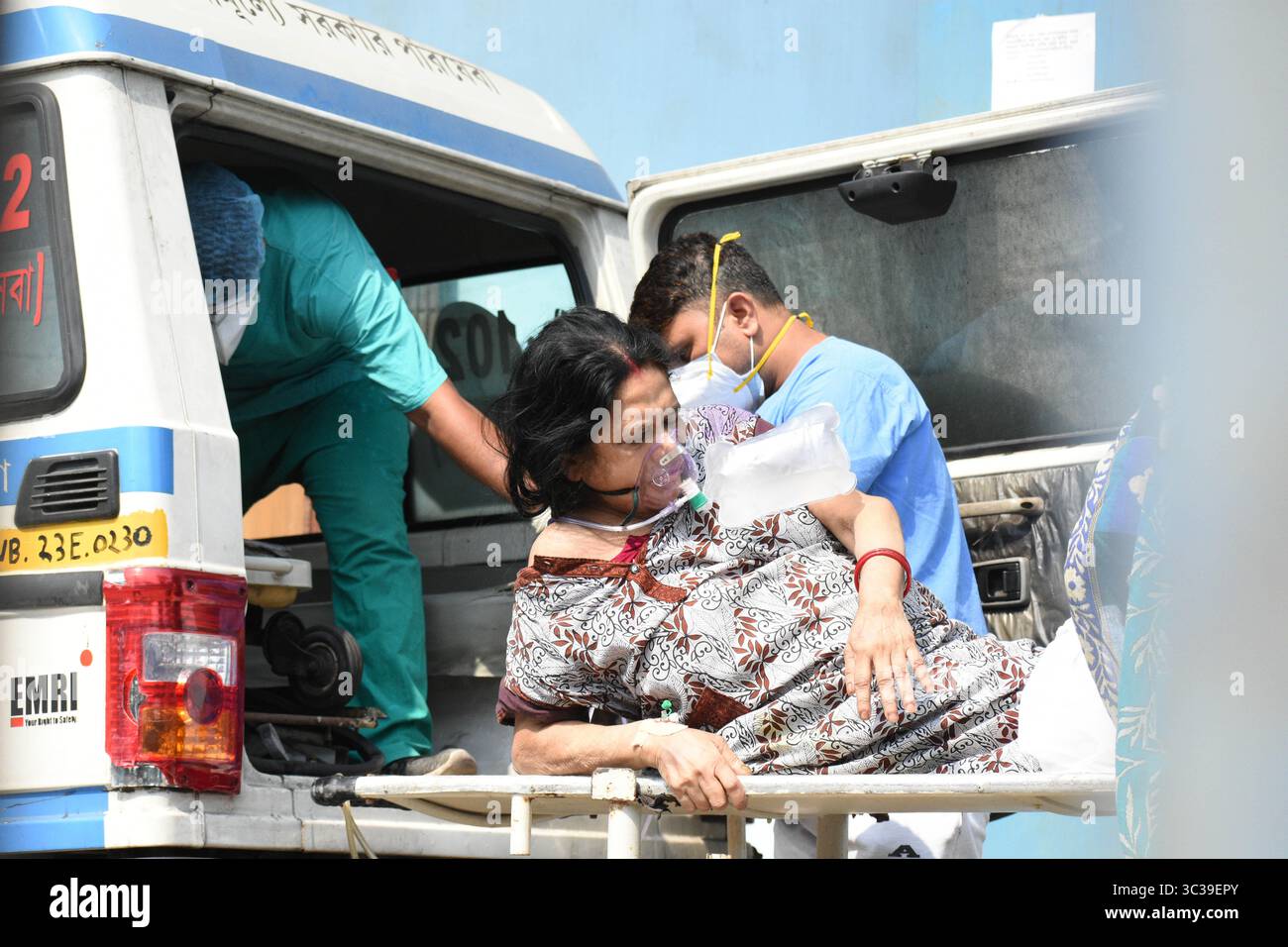 27. April 2021, Kolkata, Westbengalen, Indien: Eine Frau, die positiv auf COVID-19 getestet wurde, wurde am 27. April 2021 in eine Intensivstation eines Krankenhauses in Kalkutta, Indien, gebracht. Indien hat gestern über 3,2 Lakh-Fälle verzeichnet, wobei die Zahl der Todesopfer über 2500 im Land überschritten hat, wie der indische Medienbericht (Credit Image: © Debarchan Chatterjee/ZUMA Wire) Stockfoto