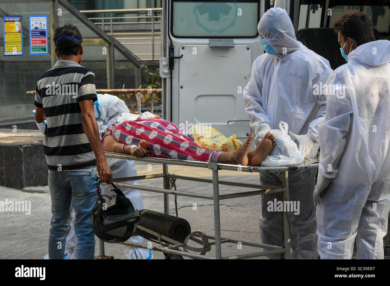 27. April 2021, Kolkata, Westbengalen, Indien: Eine Frau, die positiv auf COVID-19 getestet wurde, wurde am 27. April 2021 in eine Intensivstation eines Krankenhauses in Kalkutta, Indien, gebracht. Indien hat gestern über 3,2 Lakh-Fälle verzeichnet, wobei die Zahl der Todesopfer über 2500 im Land überschritten hat, wie der indische Medienbericht (Credit Image: © Debarchan Chatterjee/ZUMA Wire) Stockfoto
