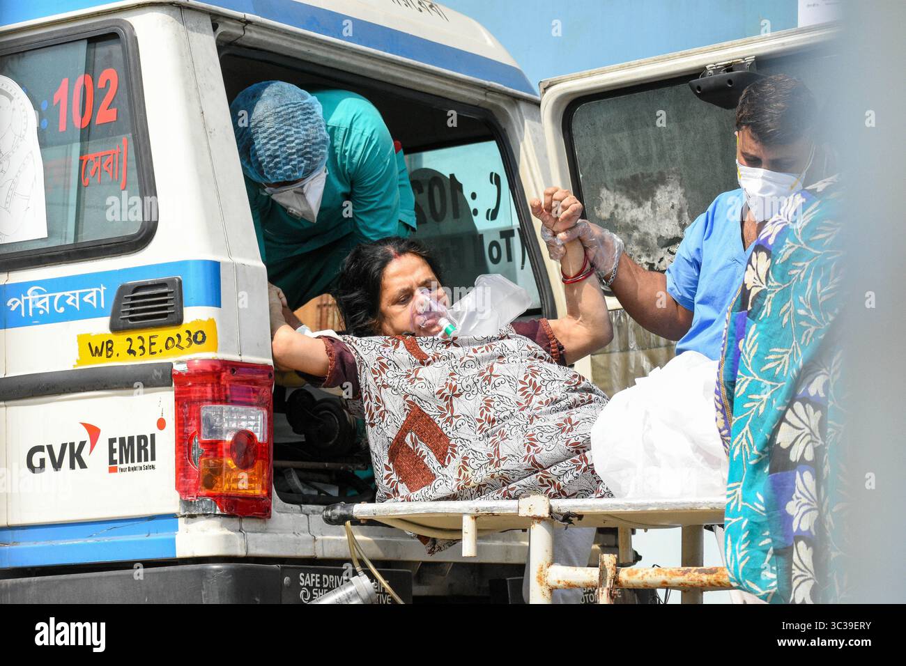 27. April 2021, Kolkata, Westbengalen, Indien: Eine Frau, die positiv auf COVID-19 getestet wurde, wurde am 27. April 2021 in eine Intensivstation eines Krankenhauses in Kalkutta, Indien, gebracht. Indien hat gestern über 3,2 Lakh-Fälle verzeichnet, wobei die Zahl der Todesopfer über 2500 im Land überschritten hat, wie der indische Medienbericht (Credit Image: © Debarchan Chatterjee/ZUMA Wire) Stockfoto