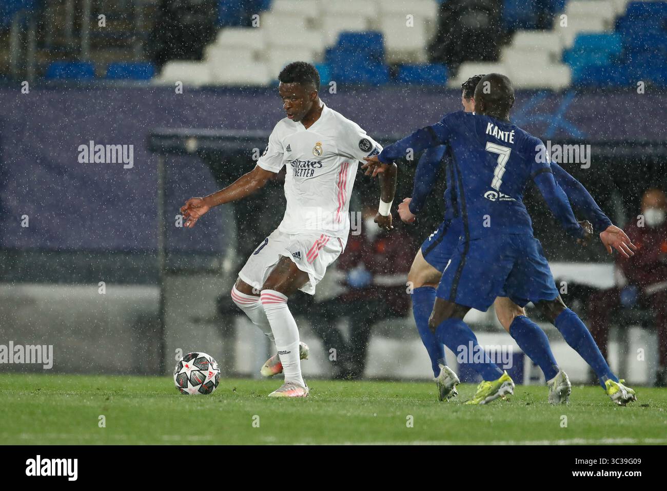 27. April 2021, VALDEBAS, MADRID, SPANIEN: Vinicius Junior von Real Madrid und N’Golo Kante von Chelsea im Einsatz während der UEFA Champions League, Halbfinale Leg zwei, Fußballspiel zwischen Real Madrid und Chelsea FC im Alfredo Di Stefano Stadion am 27. April 2021 in Valdebebas, Madrid, Spanien. (Bild: © Oscar J. Barroso/AFP7 via ZUMA Wire) Stockfoto