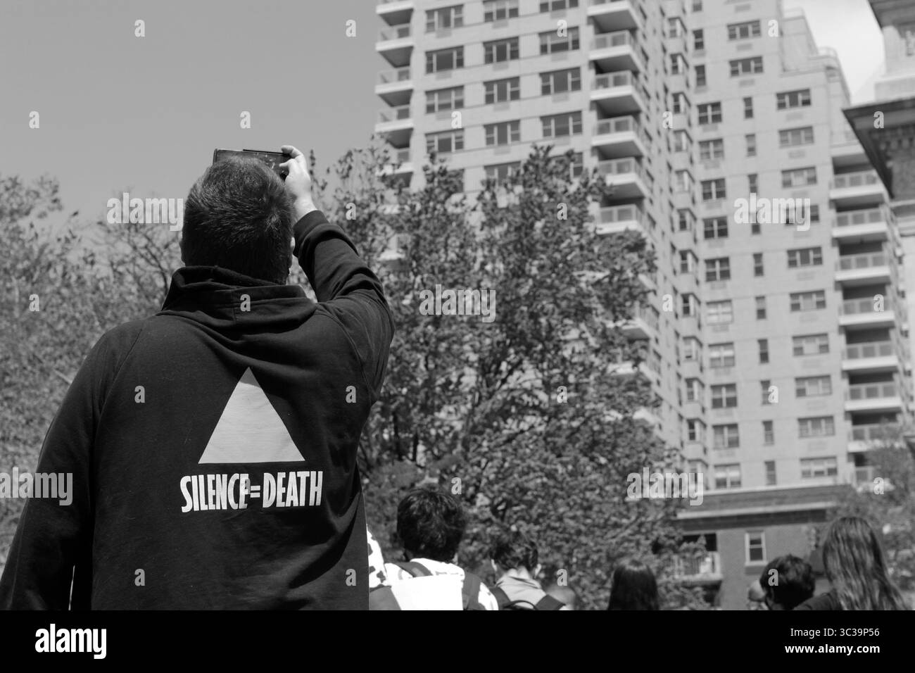 28. April 2021, New York, New York, USA: STILLE = DEATH Project, AIDS Crisis. Inspiriert von den Plakaten der Art Workers Coalition und der Guerillamädchen, mobilisierte sie, um das Wort über die Epidemie zu verbreiten und schuf das „Stille = Tod“-Poster mit dem rosa Dreieck als Hinweis auf die Verfolgung der LGBTQ durch die Nazis. Es wurde zum zentralen visuellen Symbol des Aids-Aktivismus, nachdem es von der direkten Aktionsgruppe AIDS Coalition verabschiedet wurde, um Power ACT UP freizusetzen. (Bild: © John Marshall Mantel/ZUMA Wire) Stockfoto