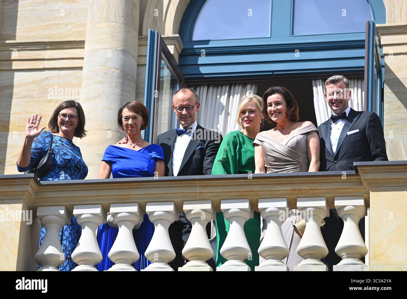 Von links: Ilse Aigner (Präsidentin des Bayerischen Landtags), Charlotte Merz, Bundeskanzler Friedrich Merz, Julia Kloeckner, Dorothee Bär und ihr Mann Oliver. Eröffnung des Bayreuther Richard-Wagner-Festivals 2025. Roter Teppich am 25. Juli 2025. Green Hill, ? Stockfoto