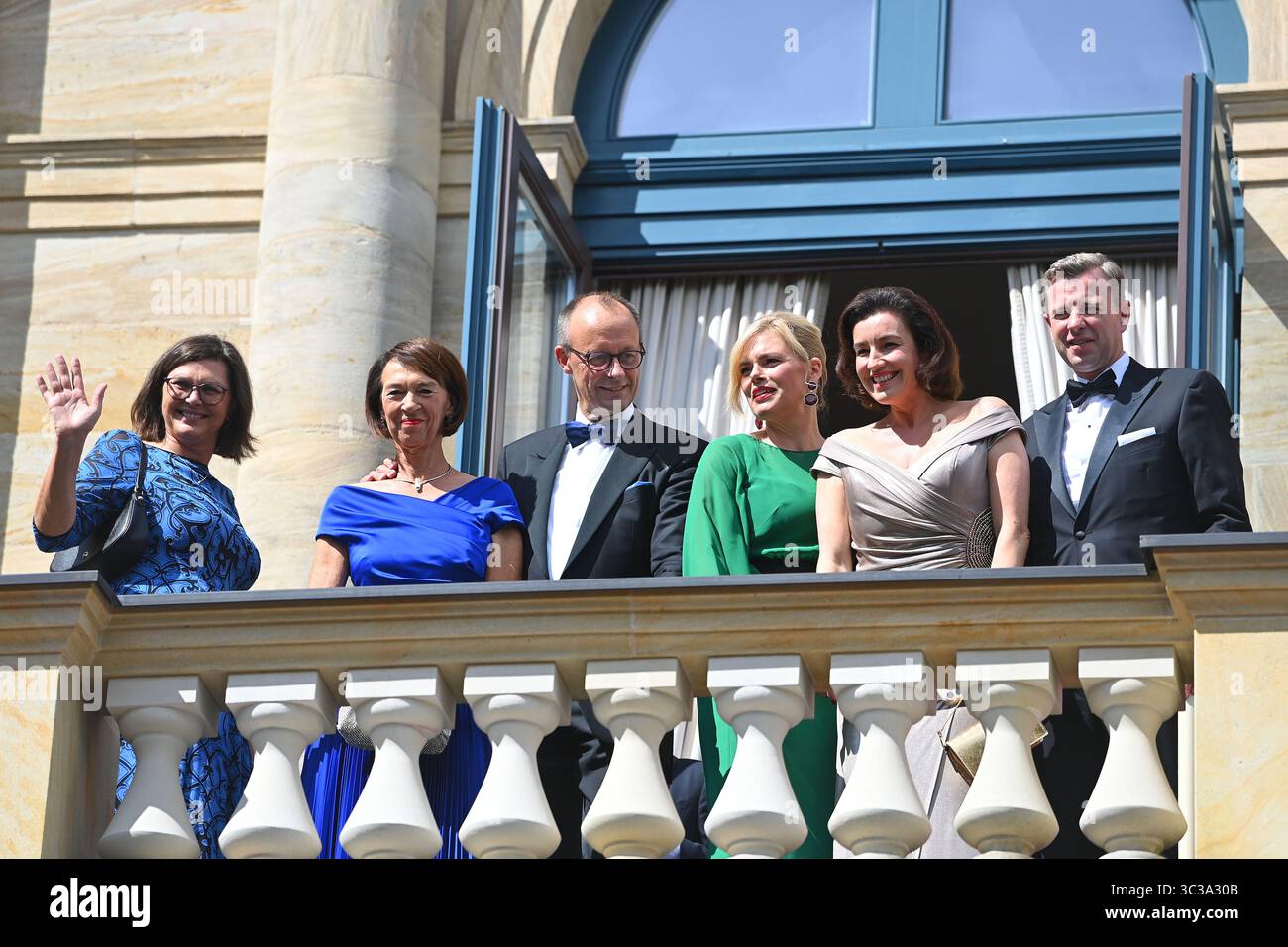 Von links: Ilse Aigner (Präsidentin des Bayerischen Landtags), Charlotte Merz, Bundeskanzler Friedrich Merz, Julia Kloeckner, Dorothee Bär und ihr Mann Oliver. Eröffnung des Bayreuther Richard-Wagner-Festivals 2025. Roter Teppich am 25. Juli 2025. Green Hill, ? Stockfoto