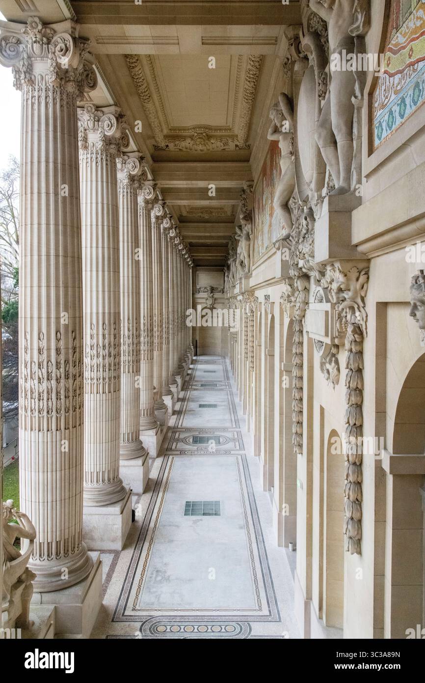 Paris, Frankreich, 24. Februar 2025; Galerie des Grand Palais des Champs-Elysées oder Grand Palais, historische Stätte, Ausstellungshalle und Museumskomplex Stockfoto