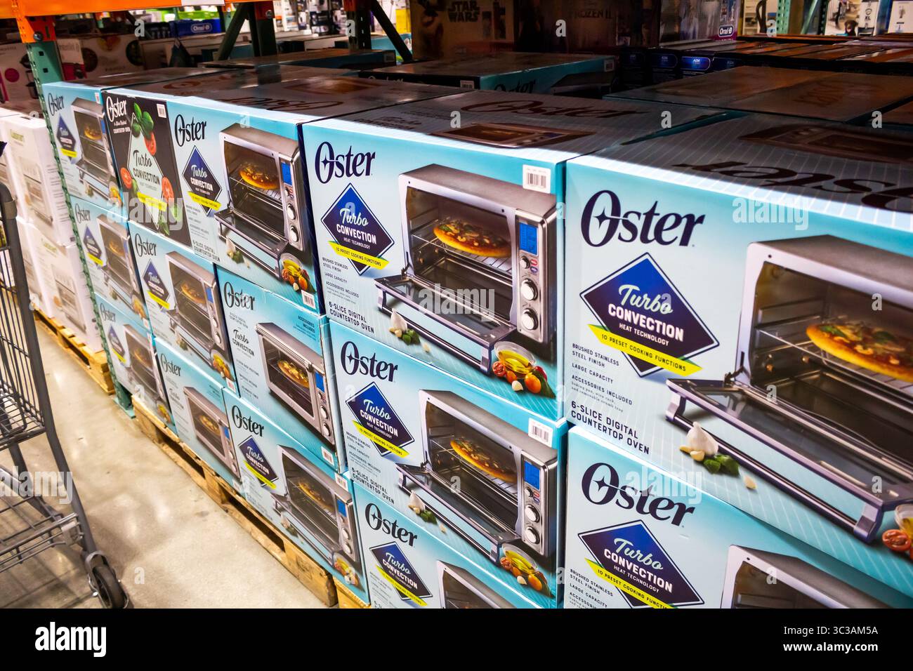 Los Angeles, Kalifornien, USA - 01-31-2020: Eine Ansicht mehrerer Kisten mit Oster Turbo Convection-Öfen im Laden. Stockfoto
