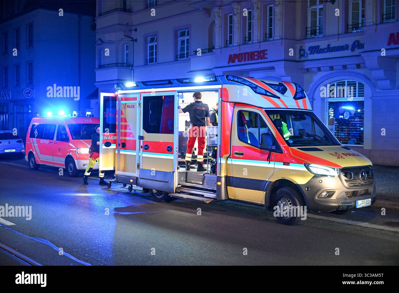 Leipzig - zwei Verletzte bei schwerem Unfall in Mockau: Transporter kippt nach Crash mit Auto auf die Seite 19.07.2025 gegen 3,30 Uhr Leipzig Mockau-Nord, Mockauer Straße/Essener Straße/Kieler Straße zu einem schweren Unfall kam es in der Nacht zu Samstag im Leipziger Nordosten. Nach ersten Angaben der Feuerwehr kollidiert gegen 3,30 Uhr ein VW Transporter sowie ein VW SUV auf der Kreuzung Mockauer Straße/Essener Straße/Kieler Straße im Stadtteil Mockau-Nord zusammen. Infolgedessen verlor der Fahrer des weißen Transporters die Kontrolle über sein Fahrzeug und kippte auf die Fahrerseite um. D Stockfoto