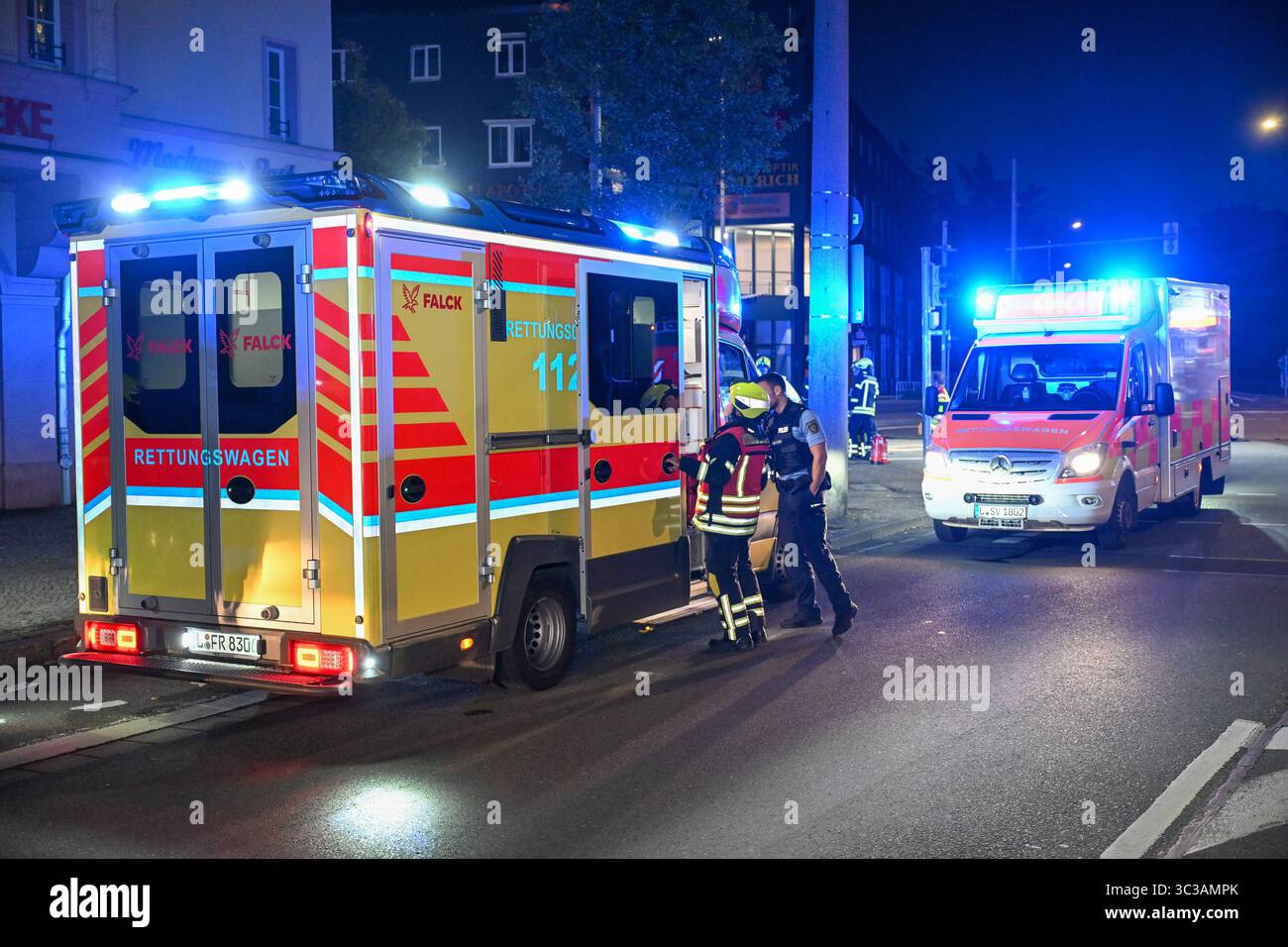 Leipzig - zwei Verletzte bei schwerem Unfall in Mockau: Transporter kippt nach Crash mit Auto auf die Seite 19.07.2025 gegen 3,30 Uhr Leipzig Mockau-Nord, Mockauer Straße/Essener Straße/Kieler Straße zu einem schweren Unfall kam es in der Nacht zu Samstag im Leipziger Nordosten. Nach ersten Angaben der Feuerwehr kollidiert gegen 3,30 Uhr ein VW Transporter sowie ein VW SUV auf der Kreuzung Mockauer Straße/Essener Straße/Kieler Straße im Stadtteil Mockau-Nord zusammen. Infolgedessen verlor der Fahrer des weißen Transporters die Kontrolle über sein Fahrzeug und kippte auf die Fahrerseite um. D Stockfoto