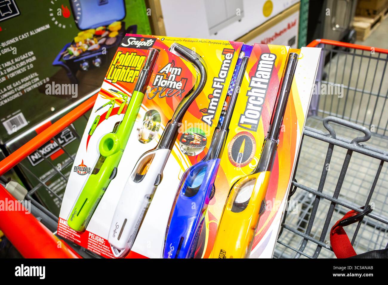 Los Angeles, Kalifornien, Vereinigte Staaten - 01-31-2020: Ein Blick auf eine Vielzahl von Scripto Mehrzweckfeuerzeugen im Laden. Stockfoto