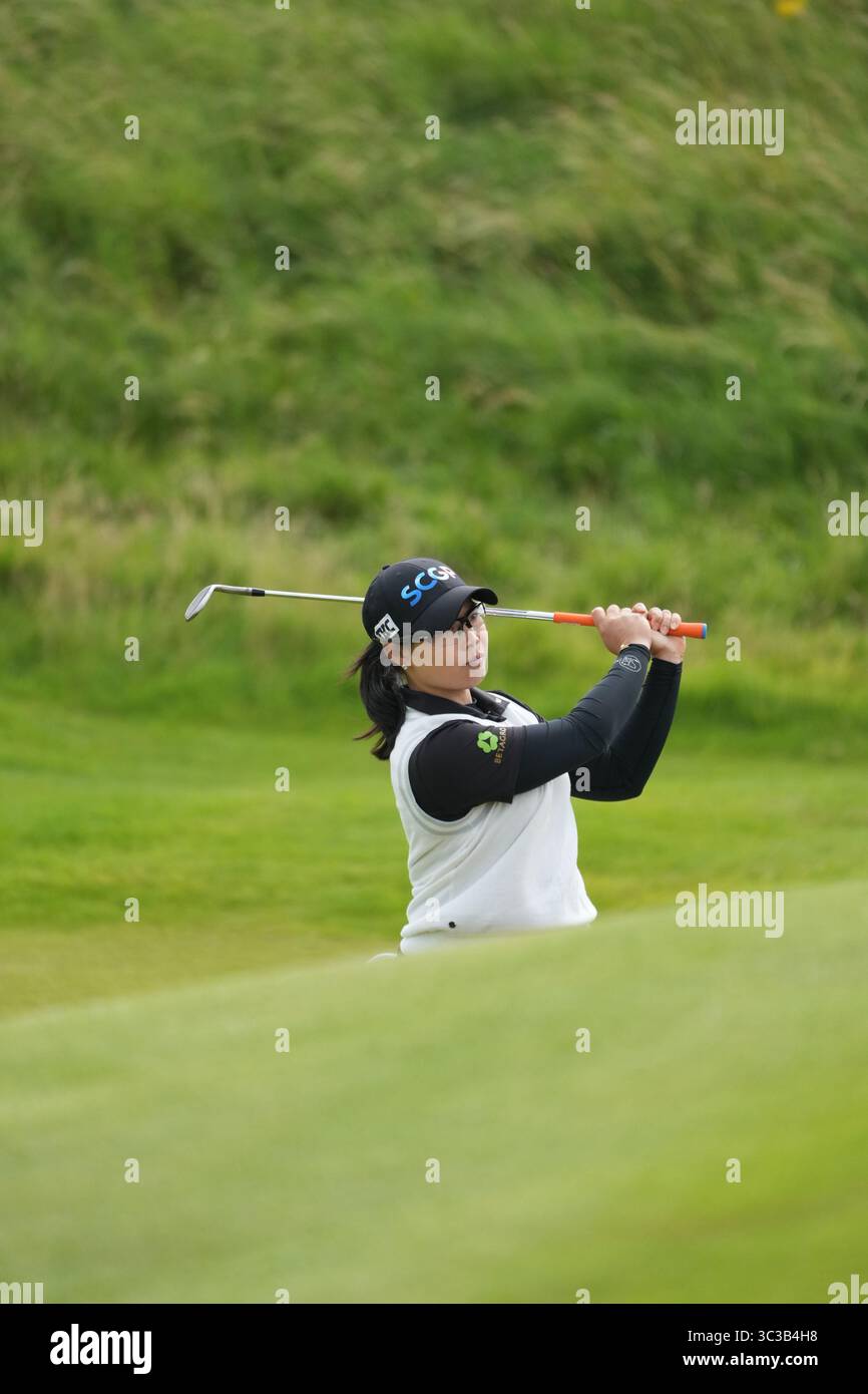 25. Juli 2025; Dundonald Links, Irvine, Schottland ISPS HANDA Womens Scottish Open Golf Runde 2; Moriya Jutanugarn spielt aus einem Grünbunker Stockfoto