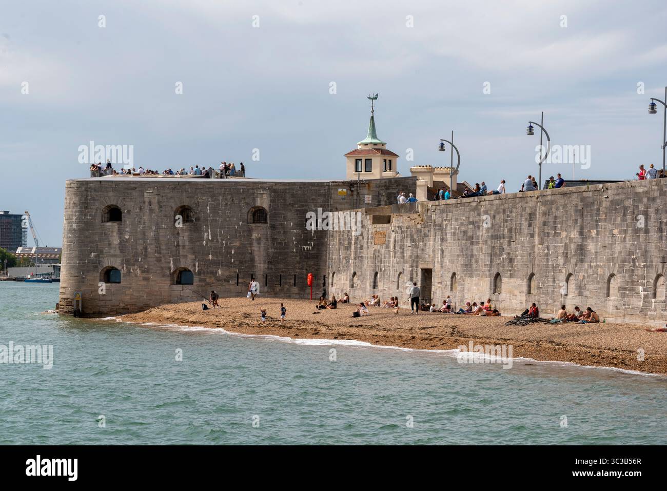 Old Portsmouth England Großbritannien. 17.07.2025. Portsmouth Round Tower und Befestigungsanlagen und der Hot Walls Beach. Stockfoto