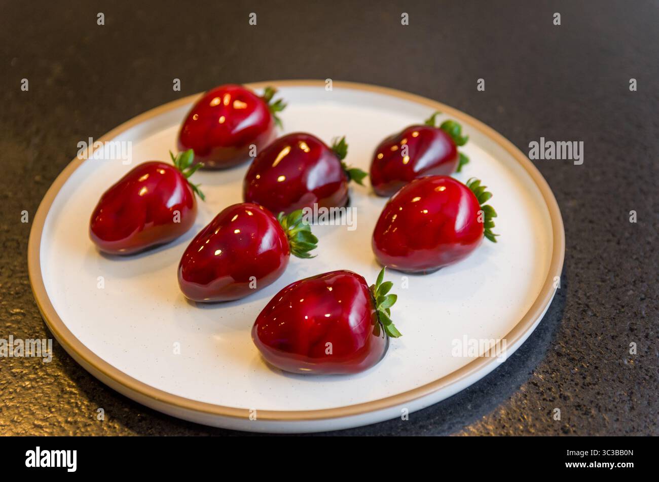 Berühmter Strawberry Milk Trend Virussüß, der ein Erfolg auf der Basis von Erdbeeren, Dulce de leche mit kristallisiertem Zuckersirup war. Stockfoto