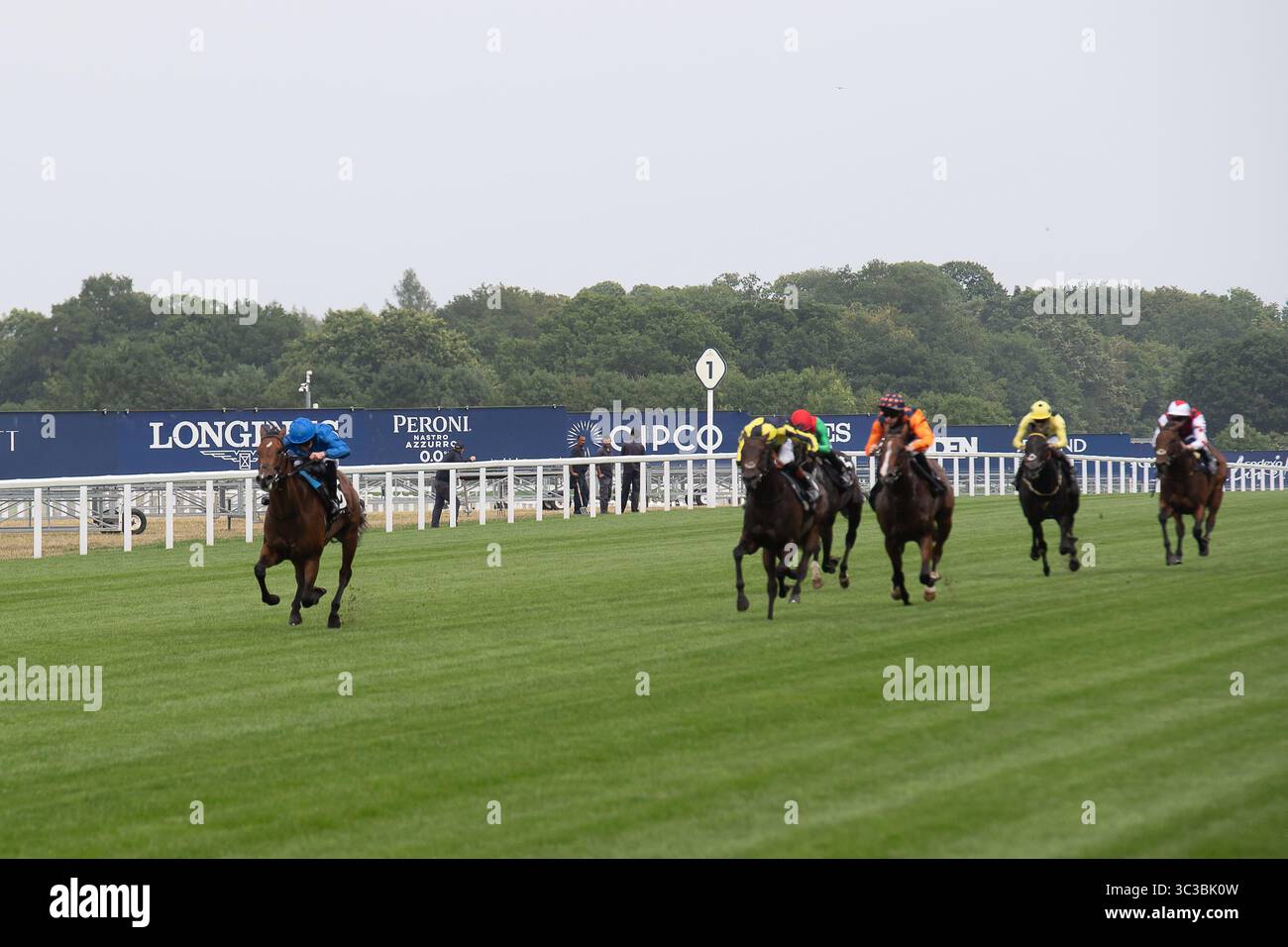 Ascot, Großbritannien. Juli 2025. PFERDEZEIT BIS ZUM TURN, geritten von Jockey William Buick, gewinnt Rennen zwei das Flexjet Pat Eddery Stakes Class 1 Listed Race beim King George Friday Raceday auf der Ascot Racecourse in Ascot, Berkshire. Besitzer Godolphin, Trainer Charlie Appleby, Newmarket, Züchter Godolphin Sponsor Emirates Fly Better. Quelle: Maureen McLean/Alamy Live News Stockfoto