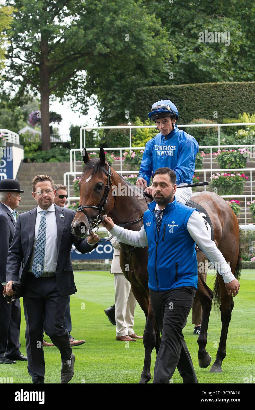 Ascot, Großbritannien. Juli 2025. PFERDEZEIT BIS ZUM TURN, geritten von Jockey William Buick, gewinnt Rennen zwei das Flexjet Pat Eddery Stakes Class 1 Listed Race beim King George Friday Raceday auf der Ascot Racecourse in Ascot, Berkshire. Besitzer Godolphin, Trainer Charlie Appleby, Newmarket, Züchter Godolphin Sponsor Emirates Fly Better. Quelle: Maureen McLean/Alamy Live News Stockfoto