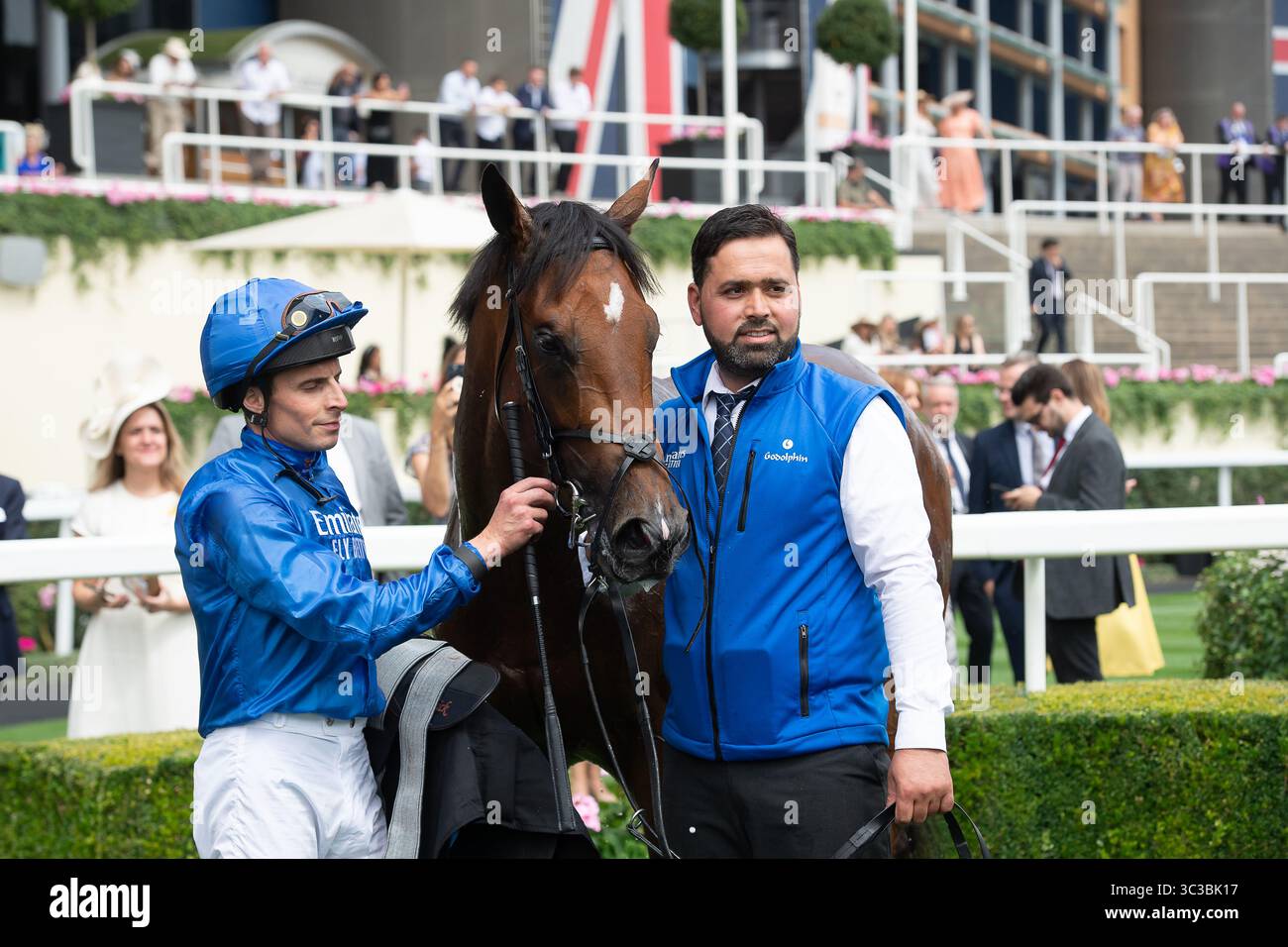 Ascot, Großbritannien. Juli 2025. PFERDEZEIT BIS ZUM TURN, geritten von Jockey William Buick, gewinnt Rennen zwei das Flexjet Pat Eddery Stakes Class 1 Listed Race beim King George Friday Raceday auf der Ascot Racecourse in Ascot, Berkshire. Besitzer Godolphin, Trainer Charlie Appleby, Newmarket, Züchter Godolphin Sponsor Emirates Fly Better. Quelle: Maureen McLean/Alamy Live News Stockfoto
