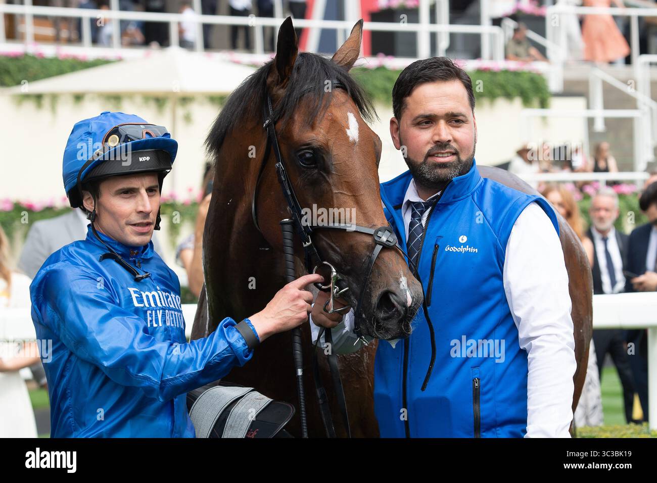 Ascot, Großbritannien. Juli 2025. PFERDEZEIT BIS ZUM TURN, geritten von Jockey William Buick, gewinnt Rennen zwei das Flexjet Pat Eddery Stakes Class 1 Listed Race beim King George Friday Raceday auf der Ascot Racecourse in Ascot, Berkshire. Besitzer Godolphin, Trainer Charlie Appleby, Newmarket, Züchter Godolphin Sponsor Emirates Fly Better. Quelle: Maureen McLean/Alamy Live News Stockfoto