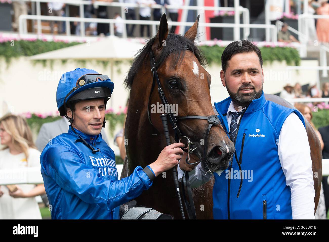 Ascot, Großbritannien. Juli 2025. PFERDEZEIT BIS ZUM TURN, geritten von Jockey William Buick, gewinnt Rennen zwei das Flexjet Pat Eddery Stakes Class 1 Listed Race beim King George Friday Raceday auf der Ascot Racecourse in Ascot, Berkshire. Besitzer Godolphin, Trainer Charlie Appleby, Newmarket, Züchter Godolphin Sponsor Emirates Fly Better. Quelle: Maureen McLean/Alamy Live News Stockfoto