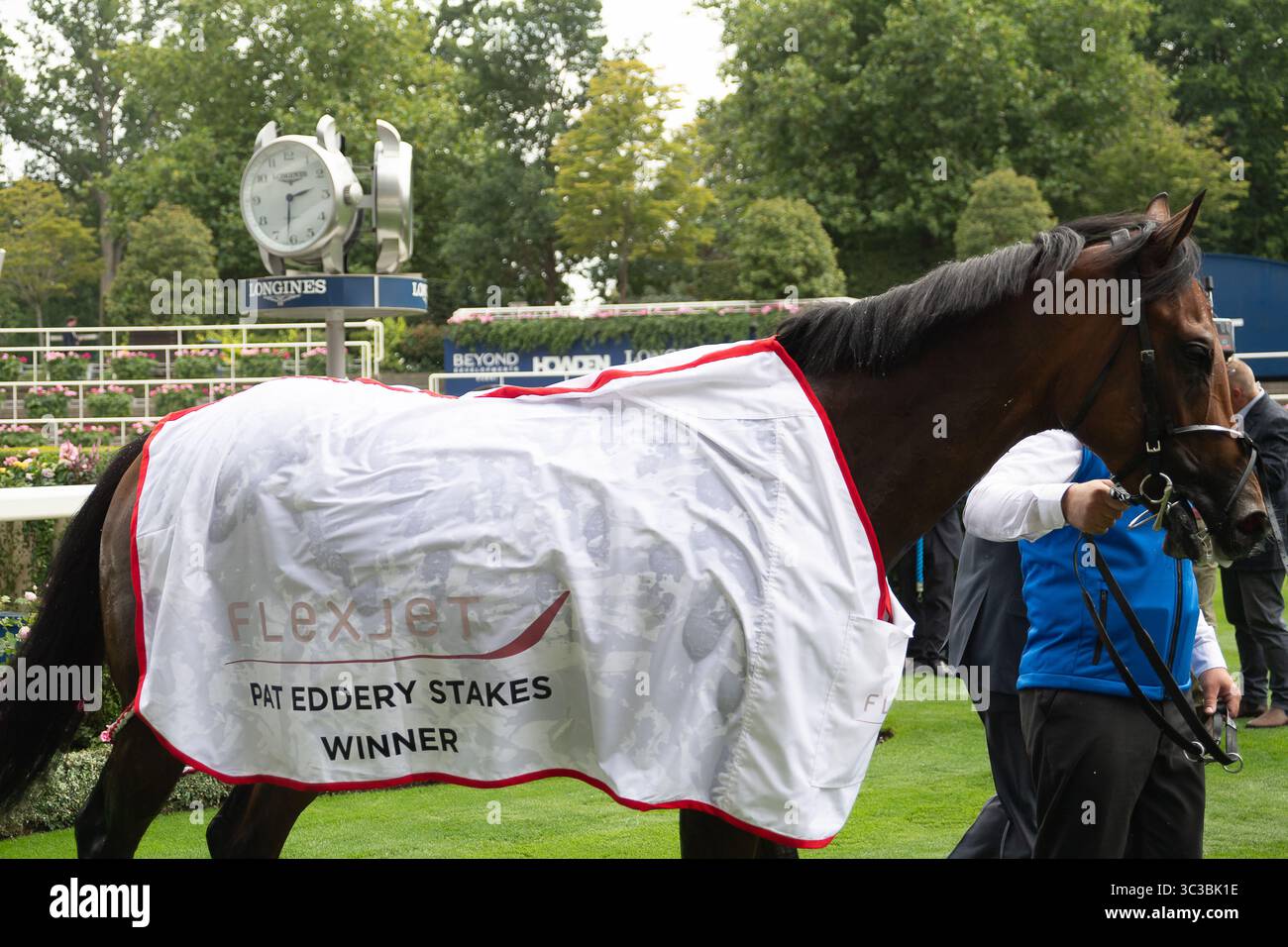 Ascot, Großbritannien. Juli 2025. PFERDEZEIT BIS ZUM TURN, geritten von Jockey William Buick, gewinnt Rennen zwei das Flexjet Pat Eddery Stakes Class 1 Listed Race beim King George Friday Raceday auf der Ascot Racecourse in Ascot, Berkshire. Besitzer Godolphin, Trainer Charlie Appleby, Newmarket, Züchter Godolphin Sponsor Emirates Fly Better. Quelle: Maureen McLean/Alamy Live News Stockfoto
