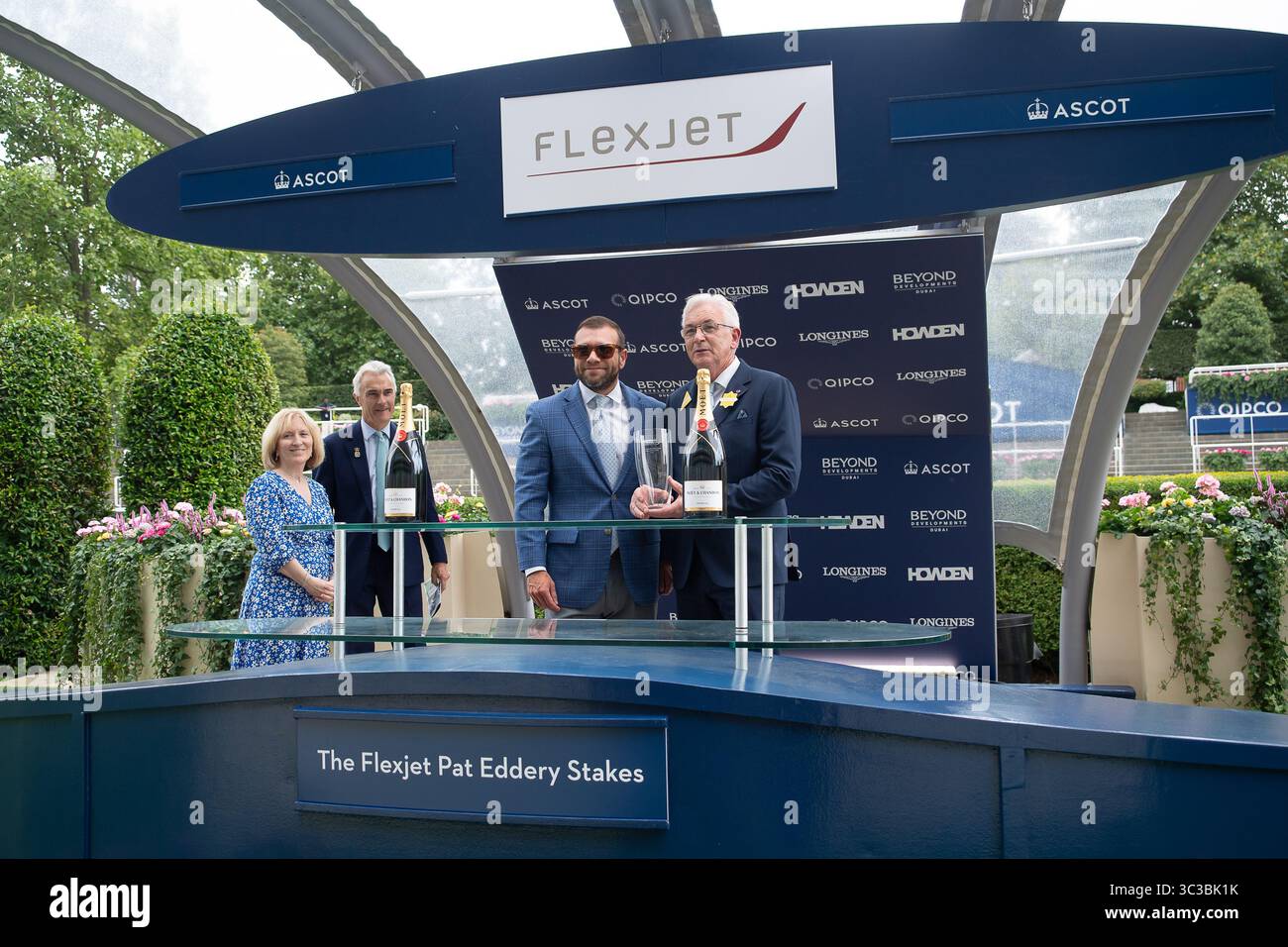 Ascot, Großbritannien. Juli 2025. The Winners Presentation After Horse TIME TO TURN Reiten von Jockey William Buick gewinnt Rennen zwei das Flexjet Pat Eddery Stakes Class 1 Listed Race beim King George Friday Raceday auf der Ascot Racecourse in Ascot, Berkshire. Besitzer Godolphin, Trainer Charlie Appleby, Newmarket, Züchter Godolphin Sponsor Emirates Fly Better. Quelle: Maureen McLean/Alamy Live News Stockfoto