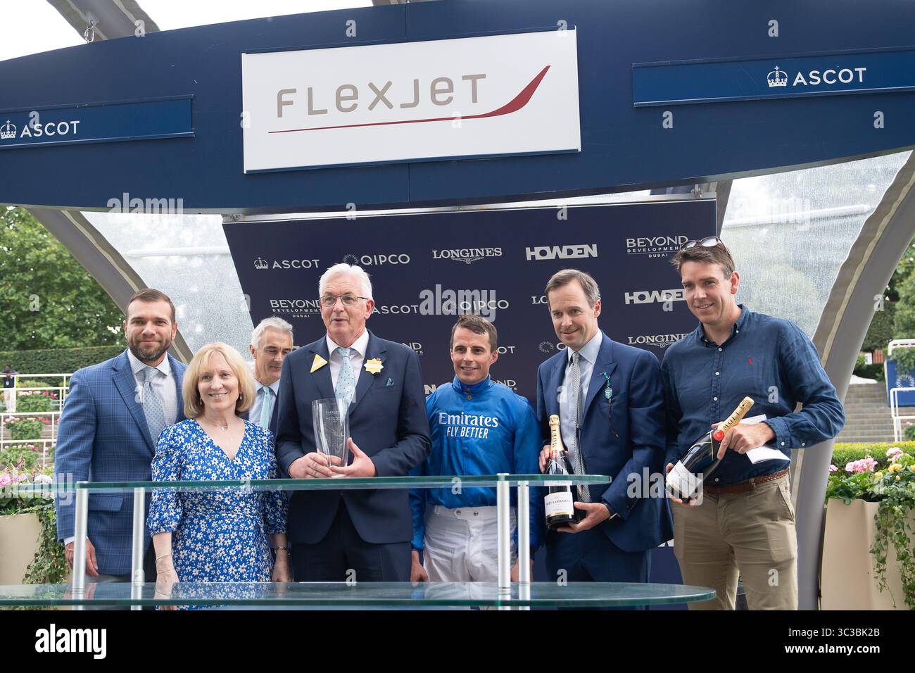 Ascot, Großbritannien. Juli 2025. The Winners Presentation After Horse TIME TO TURN Reiten von Jockey William Buick gewinnt Rennen zwei das Flexjet Pat Eddery Stakes Class 1 Listed Race beim King George Friday Raceday auf der Ascot Racecourse in Ascot, Berkshire. Besitzer Godolphin, Trainer Charlie Appleby, Newmarket, Züchter Godolphin Sponsor Emirates Fly Better. Quelle: Maureen McLean/Alamy Live News Stockfoto