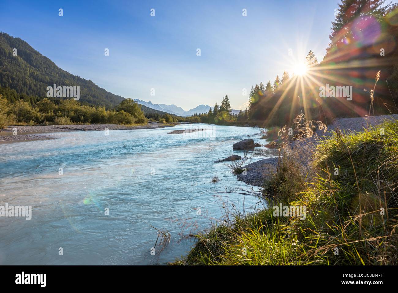 Die Isar im Jachenau der Bayerischen alpen kurz vor Sonnenuntergang. Niedrig stehend mit Objektivfackeln. Stockfoto