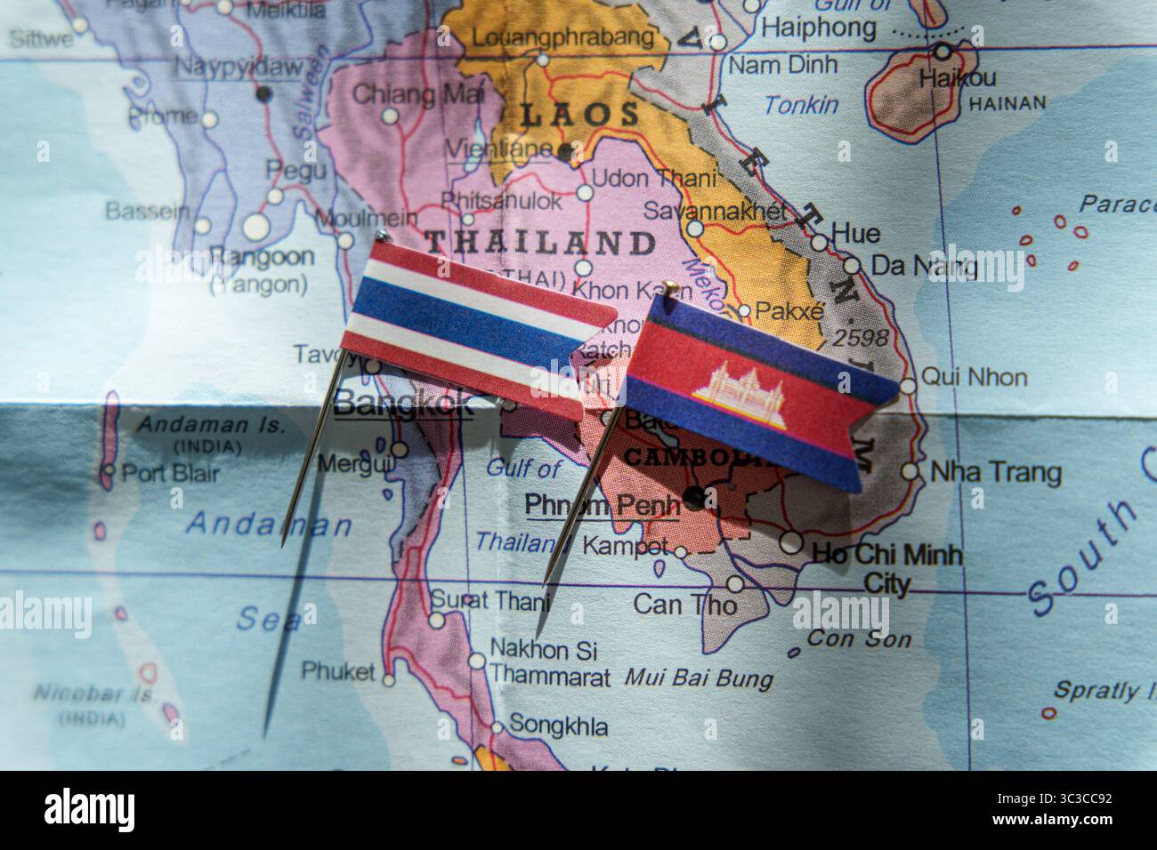 Die Flaggen Thailands und Kambodschas auf einer regionalen Karte symbolisieren die anhaltenden Grenzspannungen und territorialen Konflikten zwischen den beiden Nationen Stockfoto