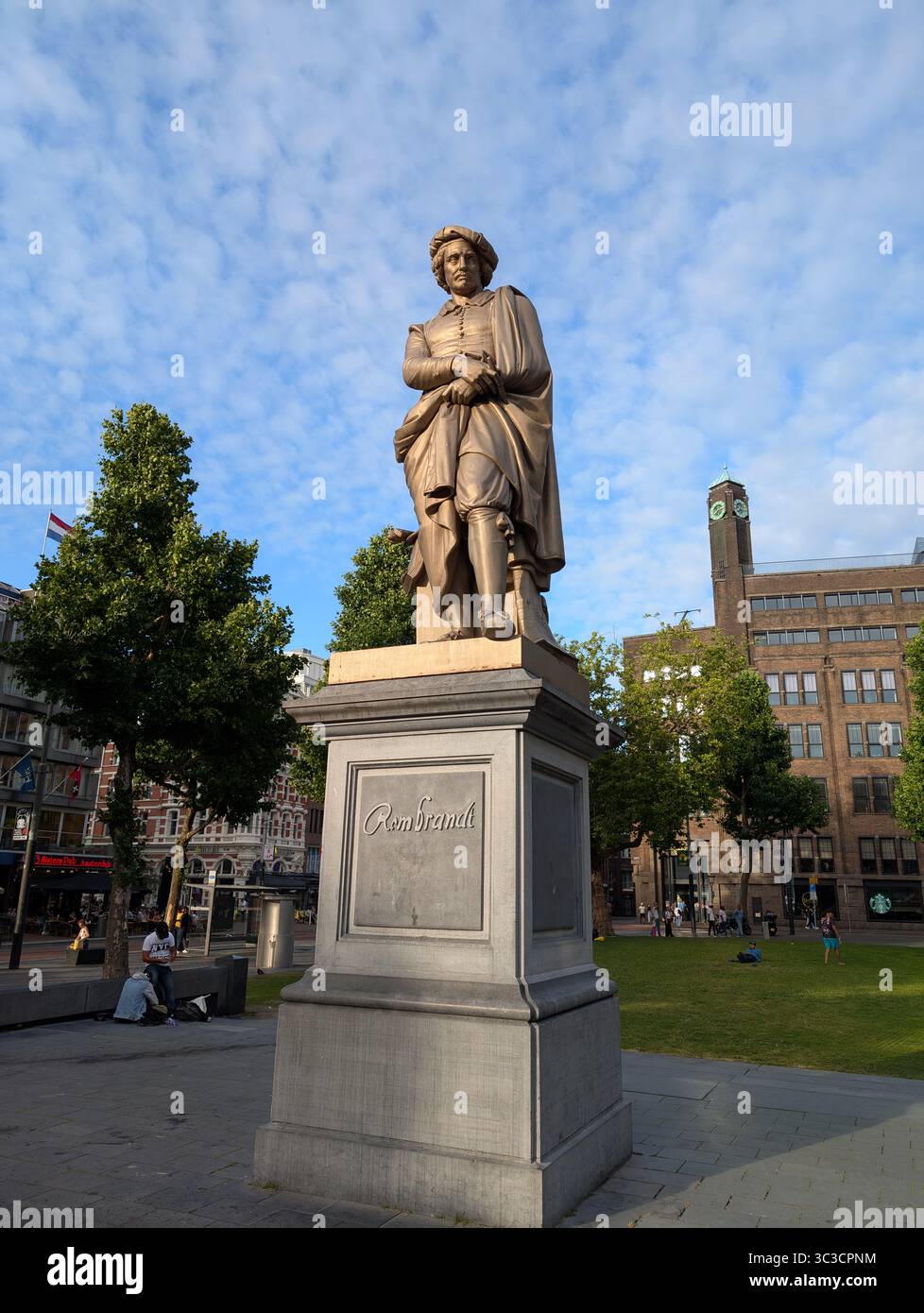 Der Rembrandtplein in Amsterdam zeigt eine gusseiserne Skulptur des Malers Rembrandt van Rijn, der in der Nähe lebte Stockfoto