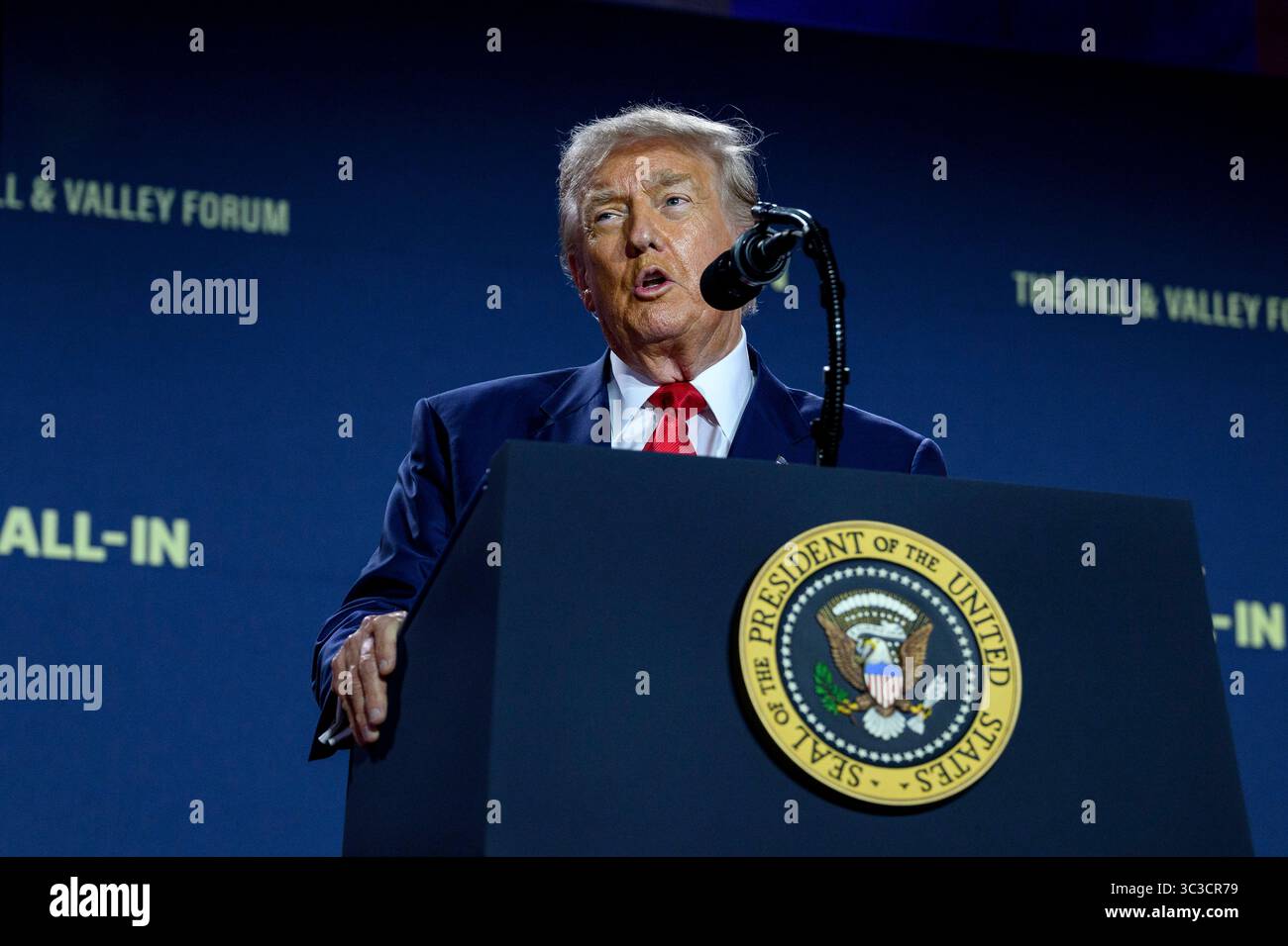 Washington, Vereinigte Staaten Von Amerika. Juli 2025. Washington, Vereinigte Staaten von Amerika. 23. Juli 2025. US-Präsident Donald Trump, hält während der Veranstaltung, bei der Trump seinen KI-Aktionsplan vorgestellt hat Credit: Joyce Boghosian/White House Photo/Alamy Live News, eine Rede auf dem KI-Gipfel im Andrew W. Mellon Auditorium, 23. Juli 2025 in Washington, DC Stockfoto